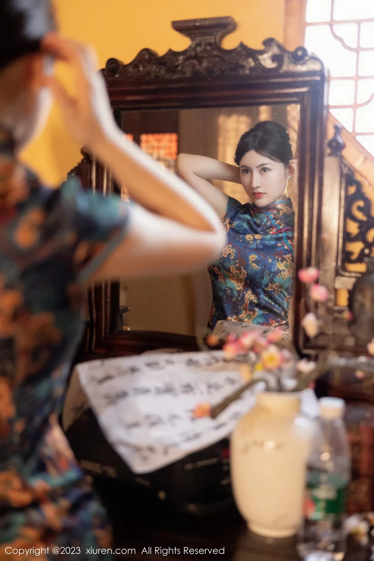 秀人集.com_[XiuRen秀人网]No.7051_模特诗诗kiki脱蓝色图纹旗袍露黑色蕾丝内衣配黑丝吊袜诱惑写真82P