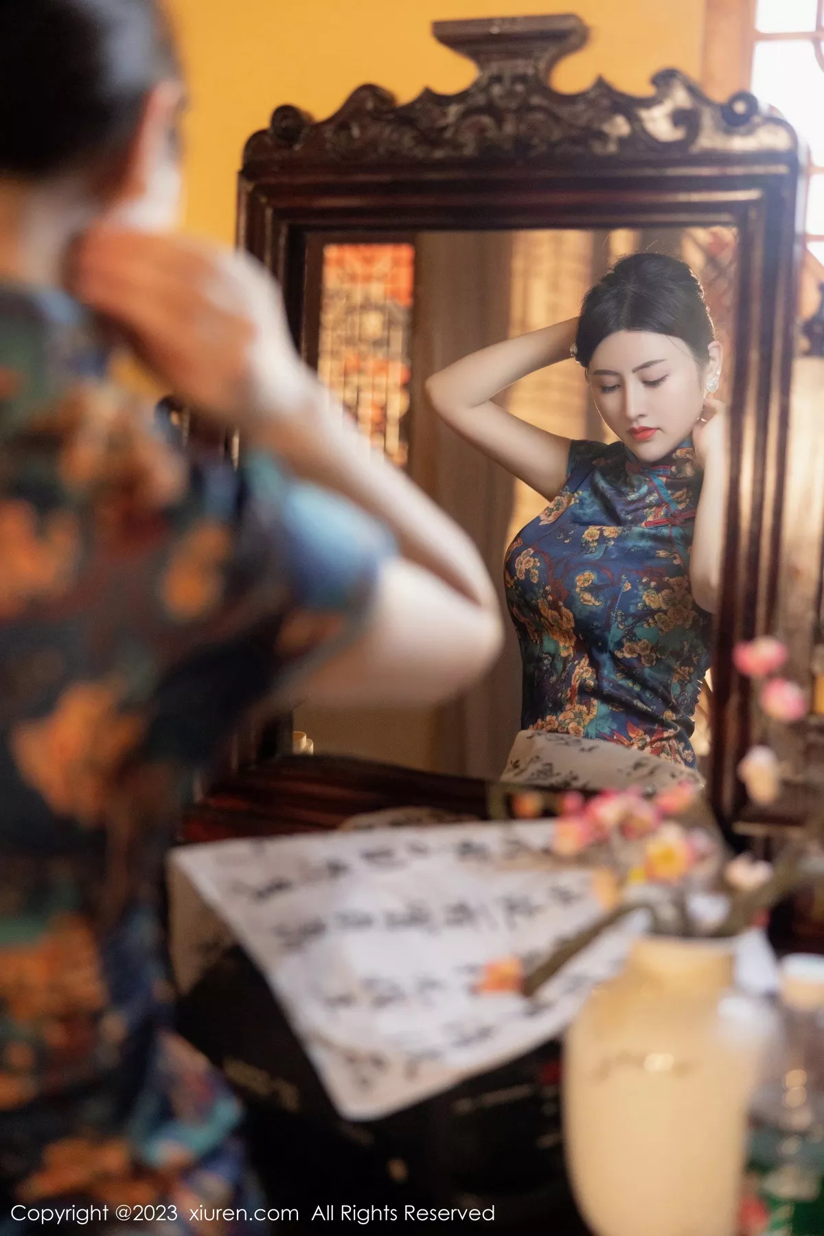 秀人集.com_[XiuRen秀人网]No.7051_模特诗诗kiki脱蓝色图纹旗袍露黑色蕾丝内衣配黑丝吊袜诱惑写真82P