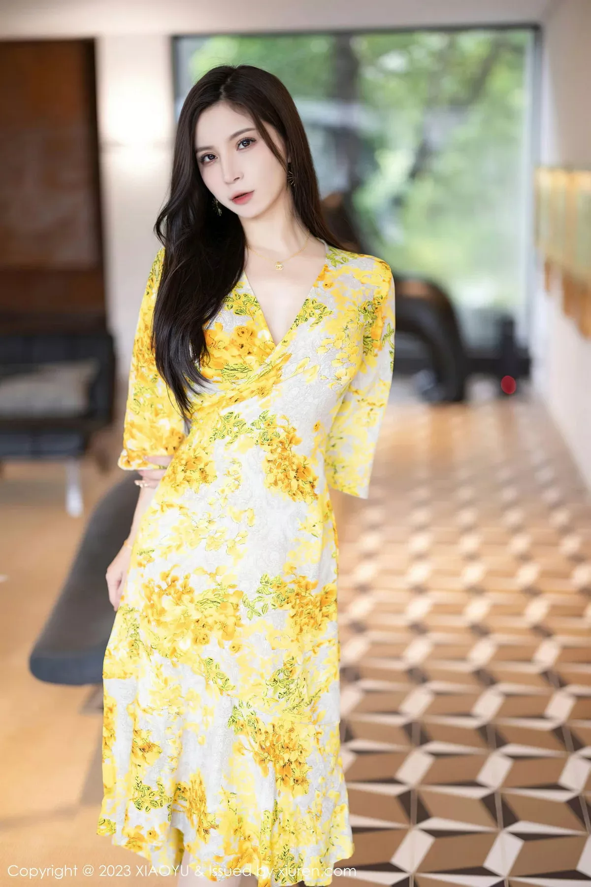 秀人集.com_[XiaoYu画语界]Vol.1066_模特小蛮妖Yummy脱黄色图案连衣长裙露傲人豪乳遮点诱惑写真87P