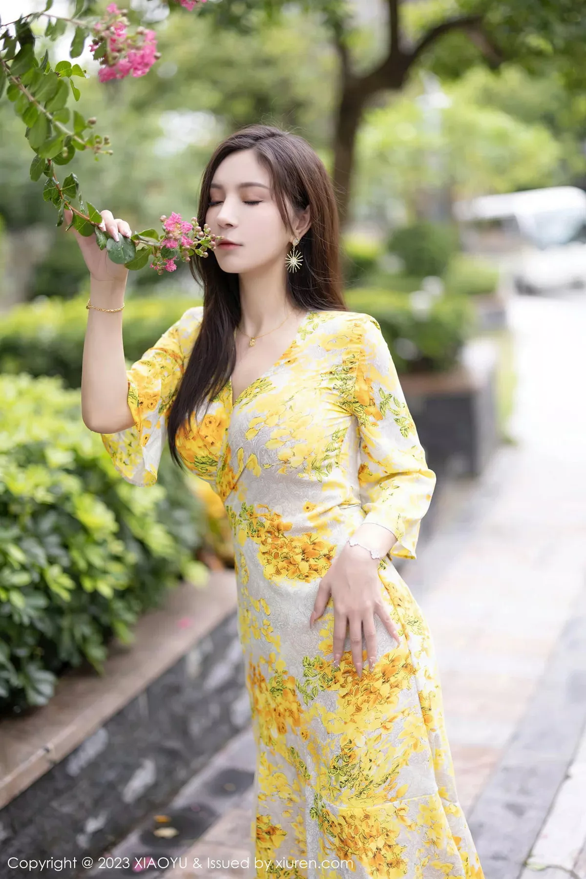 秀人集.com_[XiaoYu画语界]Vol.1066_模特小蛮妖Yummy脱黄色图案连衣长裙露傲人豪乳遮点诱惑写真87P