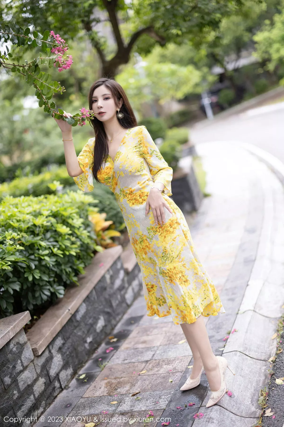 秀人集.com_[XiaoYu画语界]Vol.1066_模特小蛮妖Yummy脱黄色图案连衣长裙露傲人豪乳遮点诱惑写真87P