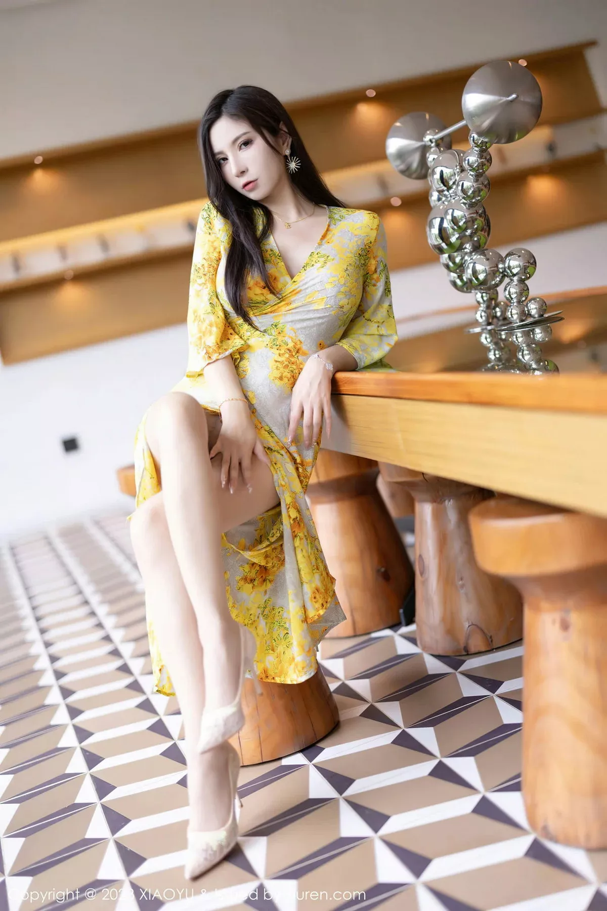 秀人集.com_[XiaoYu画语界]Vol.1066_模特小蛮妖Yummy脱黄色图案连衣长裙露傲人豪乳遮点诱惑写真87P