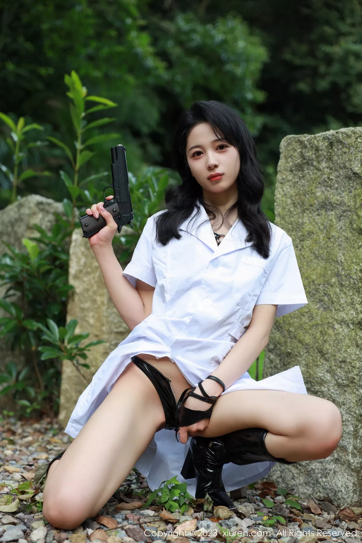 秀人集.com_[XiuRen秀人网]No.7061_模特糖豆sisi户外脱白色外衣露黑色皮质情趣战衣惹火诱惑写真54P