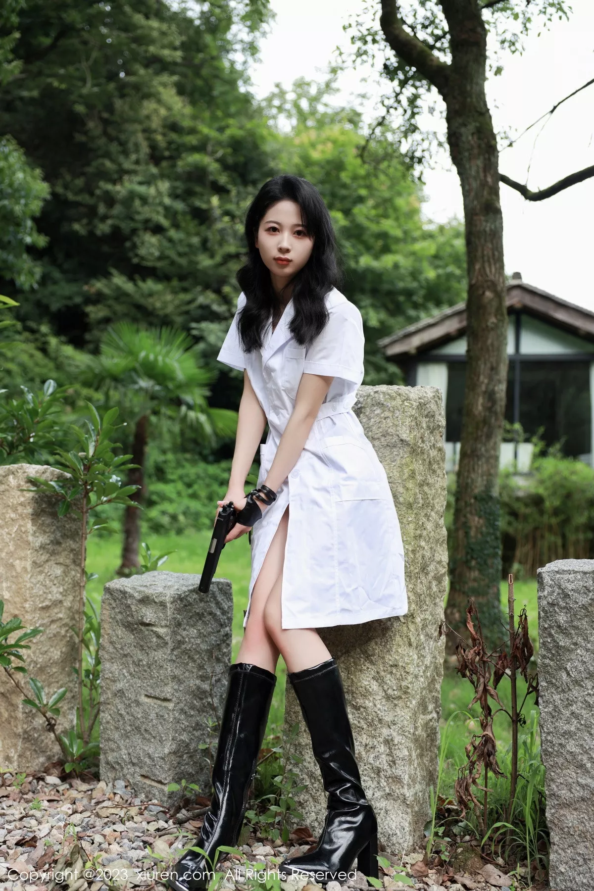 秀人集.com_[XiuRen秀人网]No.7061_模特糖豆sisi户外脱白色外衣露黑色皮质情趣战衣惹火诱惑写真54P