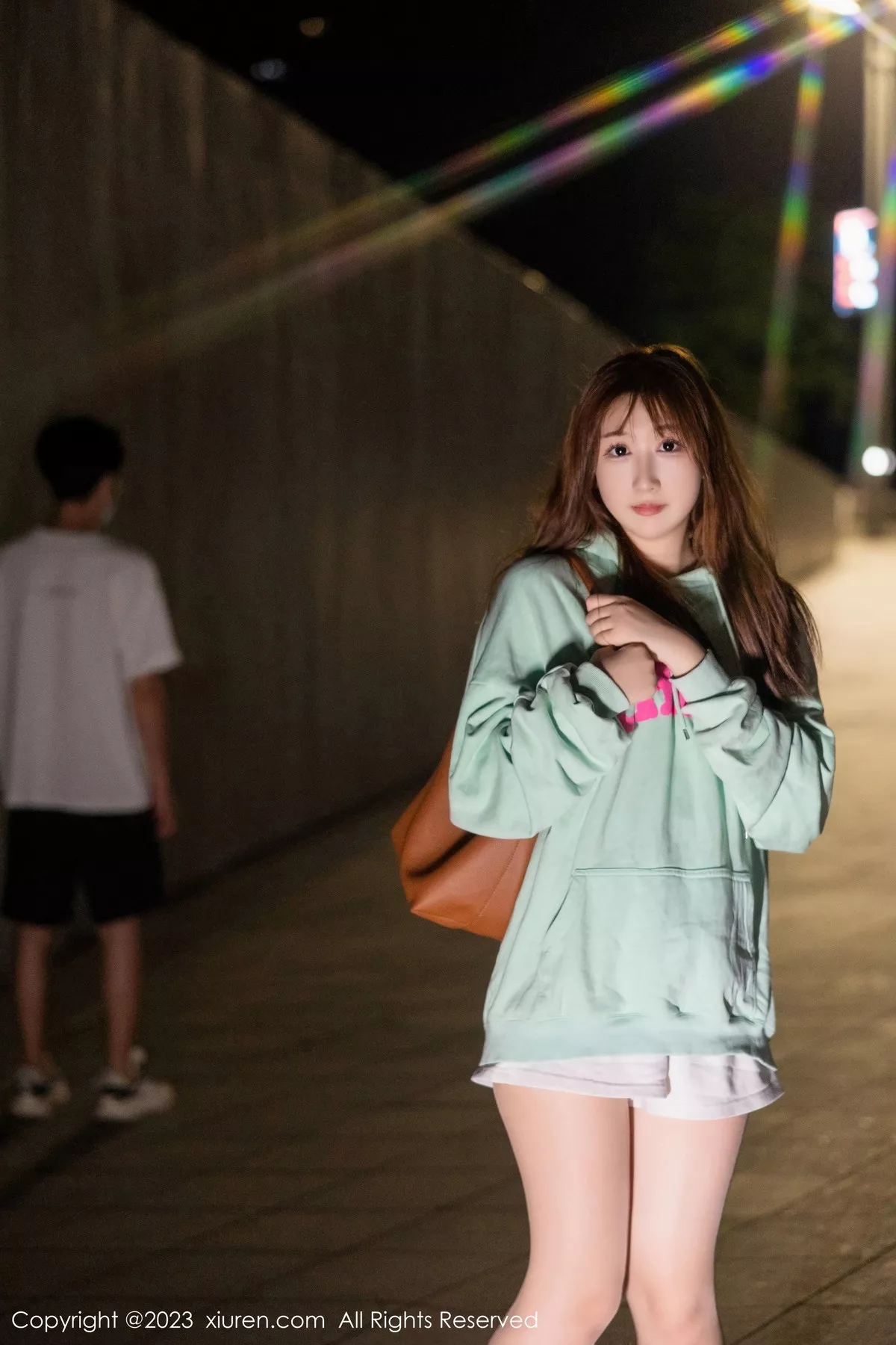 秀人集.com_[XiuRen秀人网]No.7072_模特江真真户外绿灰卫衣+性感蓝色蕾丝内衣秀完美身材诱惑写真80P