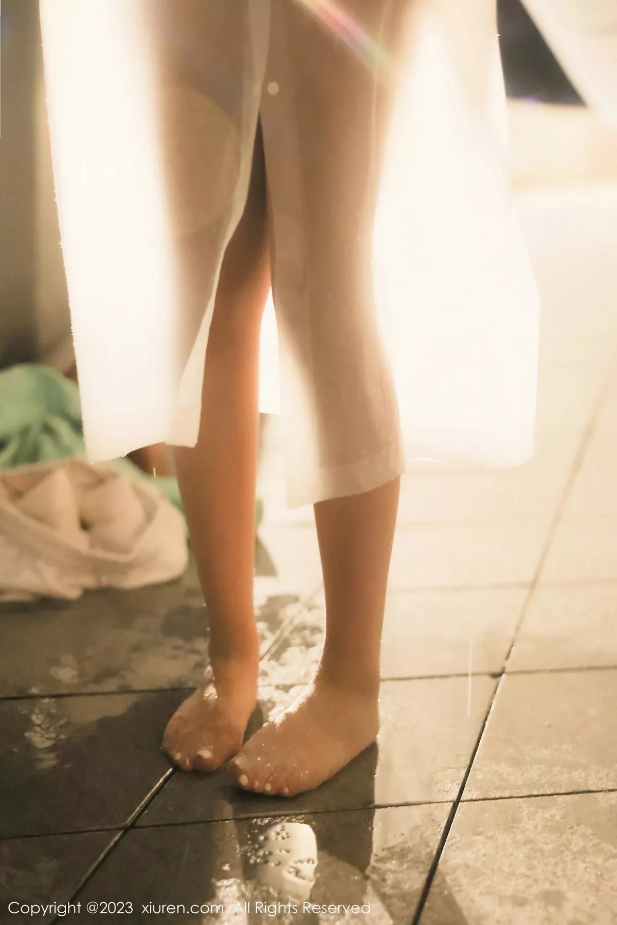 秀人集.com_[XiuRen秀人网]No.7072_模特江真真户外绿灰卫衣+性感蓝色蕾丝内衣秀完美身材诱惑写真80P