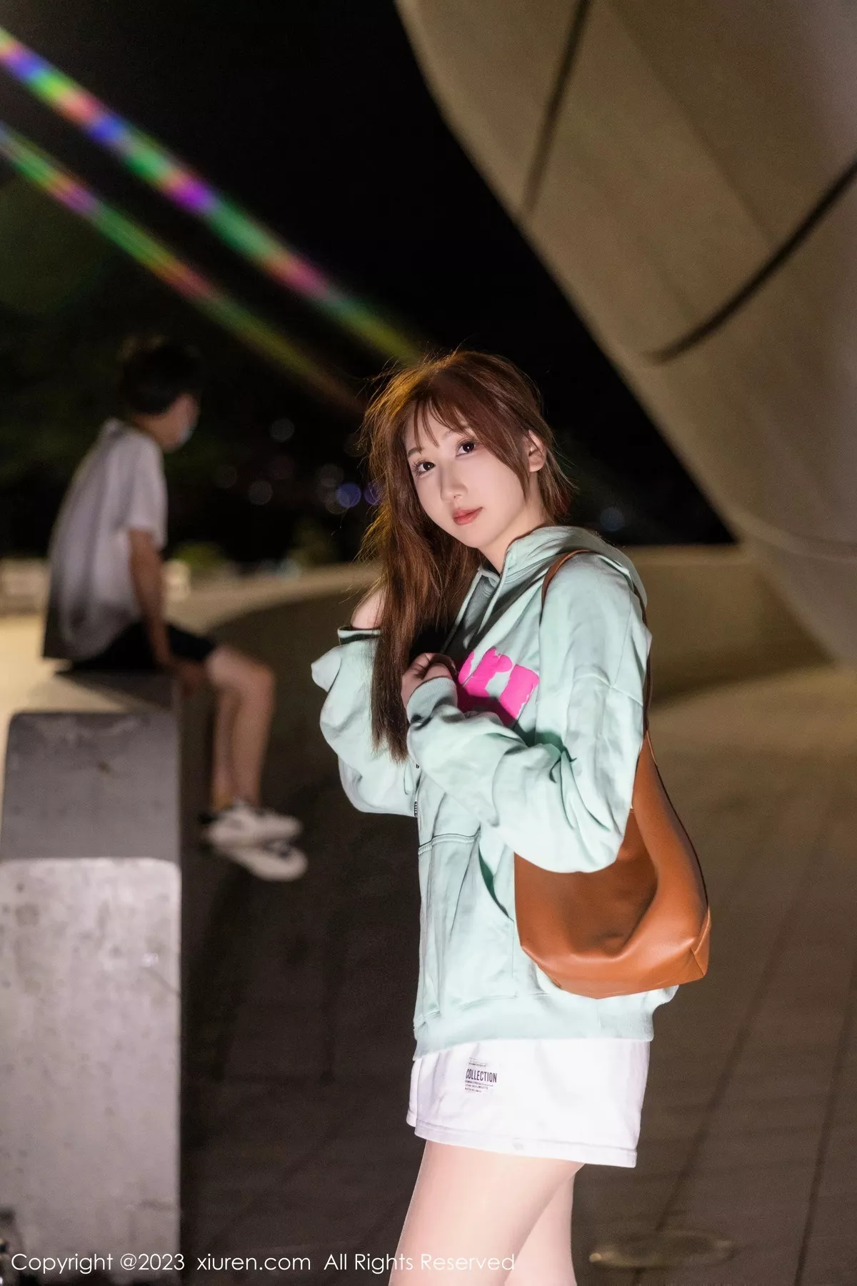 秀人集.com_[XiuRen秀人网]No.7072_模特江真真户外绿灰卫衣+性感蓝色蕾丝内衣秀完美身材诱惑写真80P