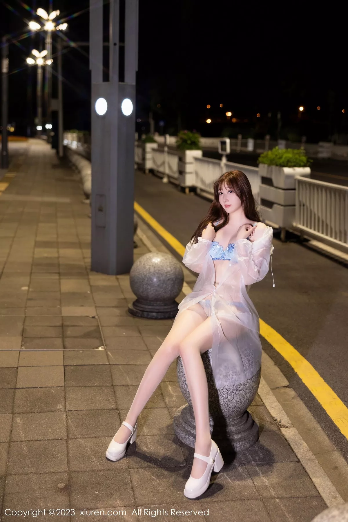 秀人集.com_[XiuRen秀人网]No.7072_模特江真真户外绿灰卫衣+性感蓝色蕾丝内衣秀完美身材诱惑写真80P