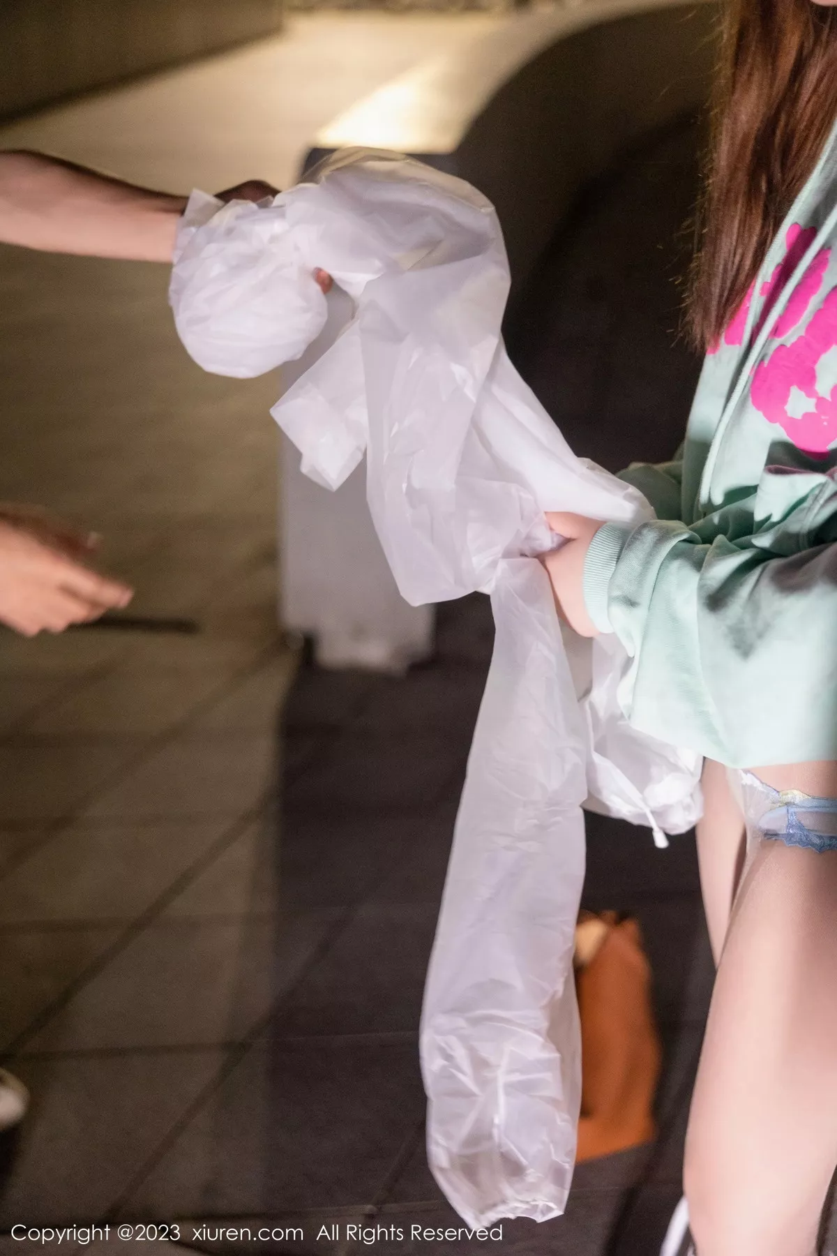 秀人集.com_[XiuRen秀人网]No.7072_模特江真真户外绿灰卫衣+性感蓝色蕾丝内衣秀完美身材诱惑写真80P