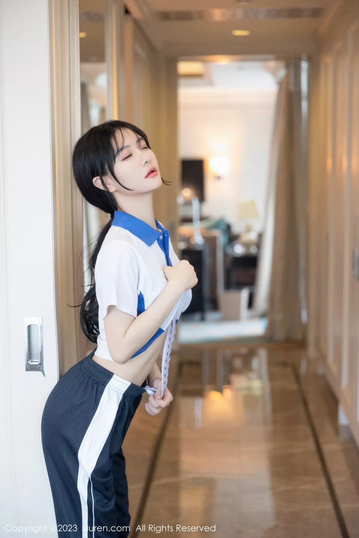 秀人集.com_[XiuRen秀人网]No.7085_模特幼幼性感学妹装扮半脱露蕾丝内衣秀完美身材迷人诱惑写真102P