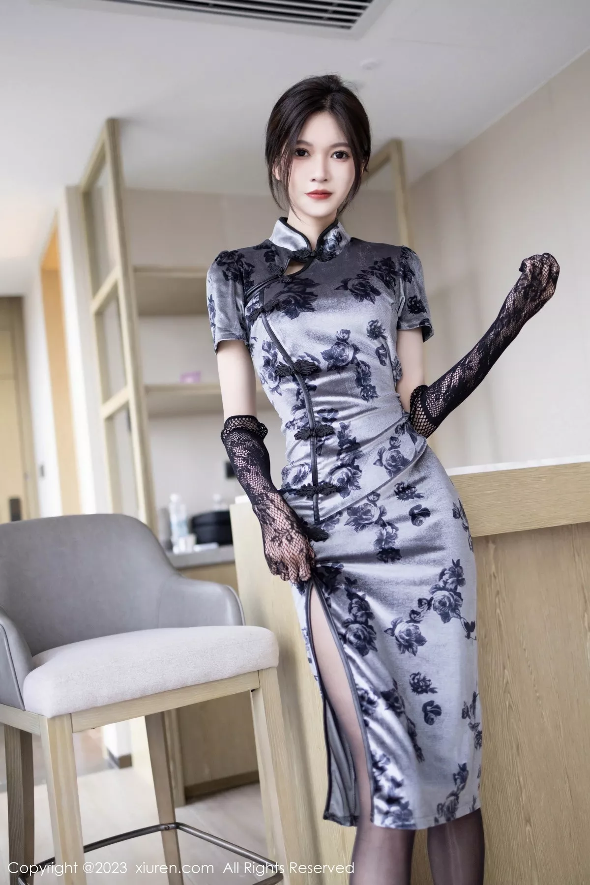 秀人集.com_[XiuRen秀人网]No.7089_模特程程程黑色旗袍露黑色蕾丝内衣+性感红色吊裙迷人诱惑写真85P