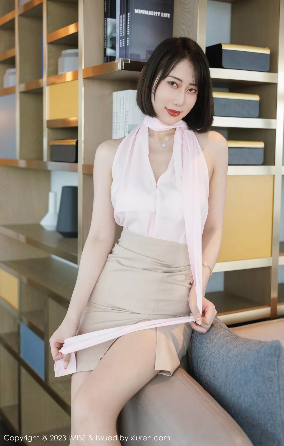 秀人集.com_[IMISS爱蜜社]Vol.736_模特瑞妤性感粉色衣配杏色短裙露超薄肉丝秀曼妙身姿诱惑写真51P