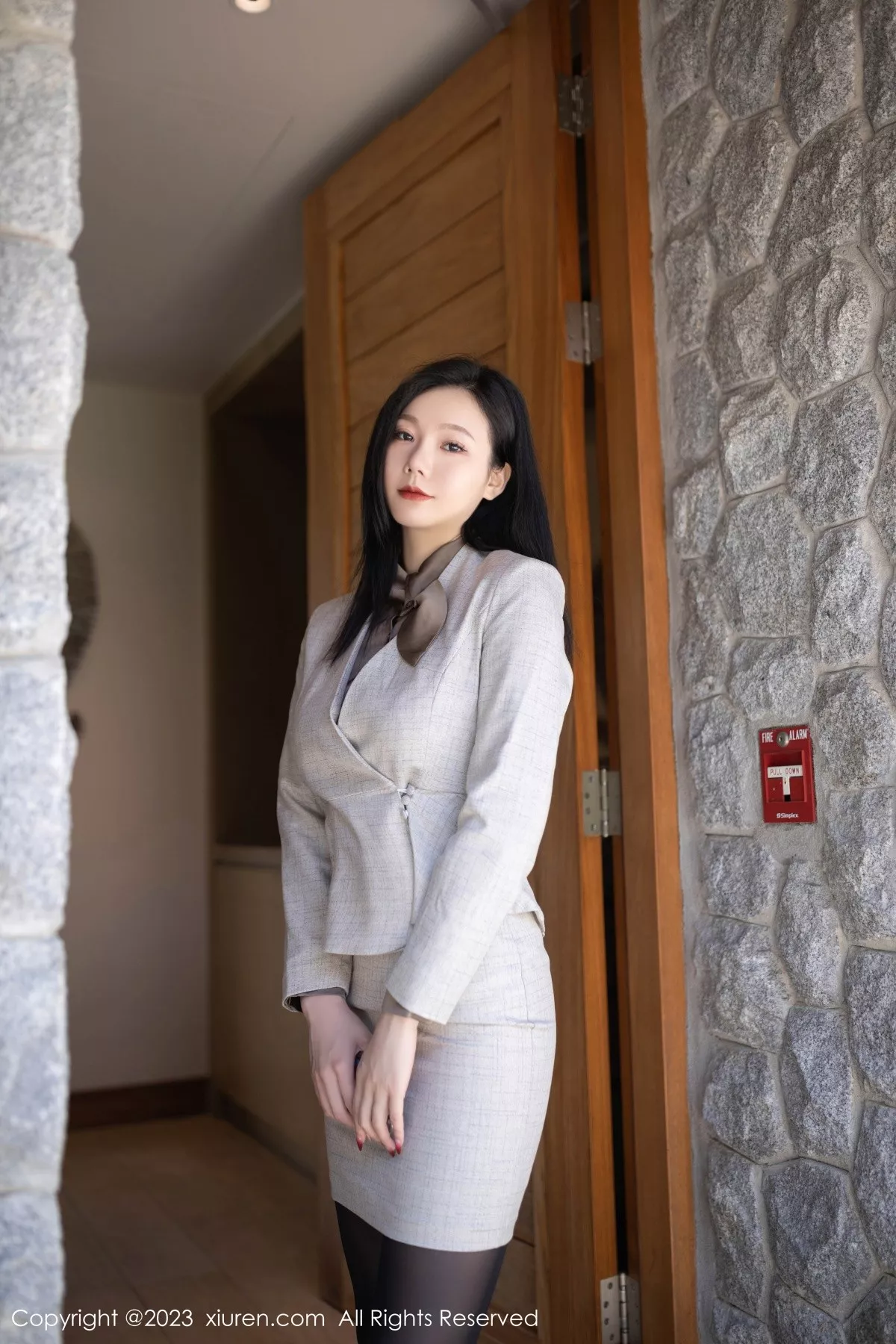 秀人集.com_[XiuRen秀人网]No.6951_模特安然anran灰色职业Ol装露红色蕾丝内衣秀曼妙身姿诱惑写真79P