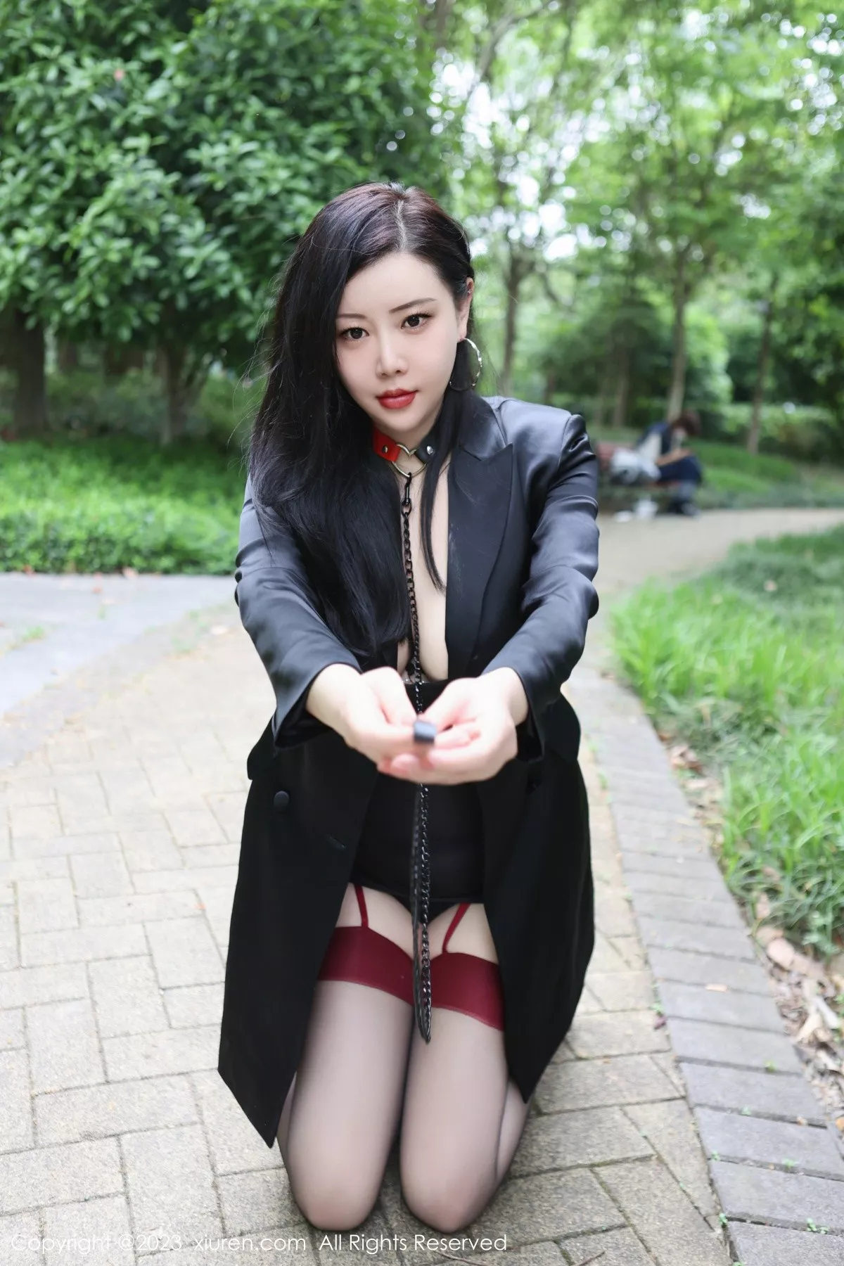 秀人集.com_[XiuRen秀人网]No.6950_模特王婉悠Queen户外脱黑色外衣露情趣服秀豪乳遮点诱惑写真83P