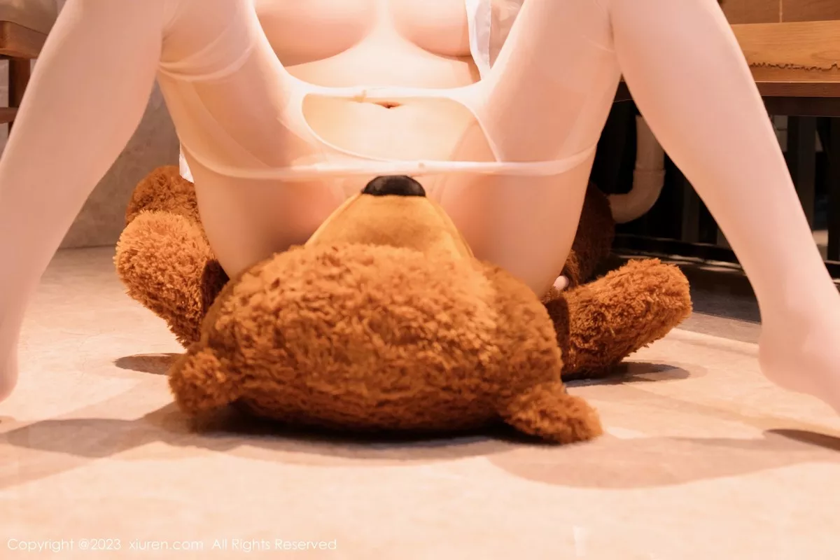 秀人集.com_[XiuRen秀人网]No.6964_模特杨可可coco浅色薄纱服饰+黑色情趣服饰秀惹火身材诱惑写真85P