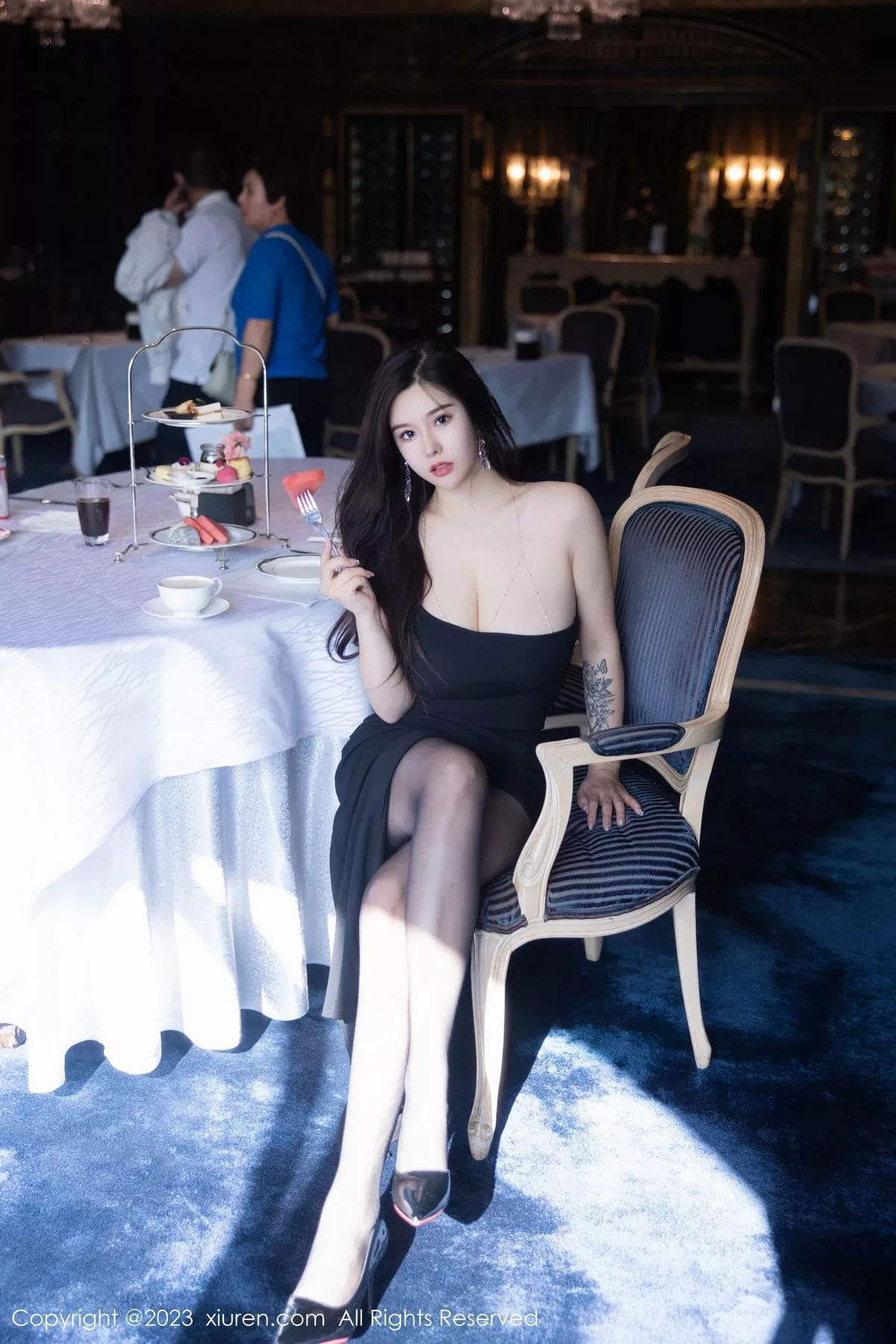 秀人集.com_[XiuRen秀人网]No.6973_模特周思乔Betty性感黑色露肩短裙半脱秀豪乳遮点极致诱惑写真80P