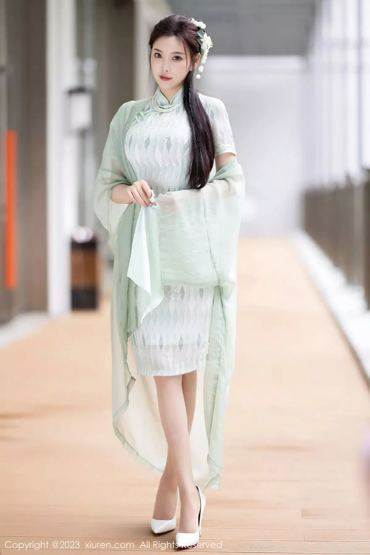 秀人集.com_[XiuRen秀人网]No.6983_女神杨晨晨Yome性感淡绿旗袍服配原色丝袜秀丰腴身材诱惑写真84P