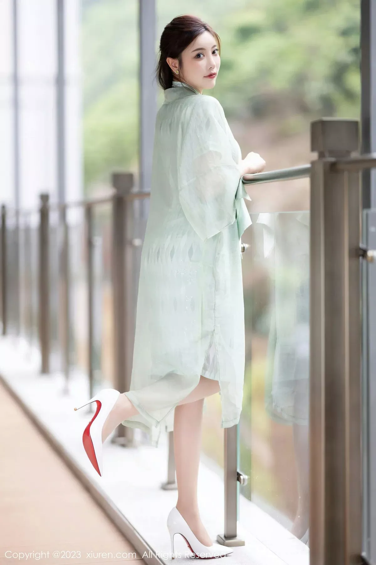 秀人集.com_[XiuRen秀人网]No.6983_女神杨晨晨Yome性感淡绿旗袍服配原色丝袜秀丰腴身材诱惑写真84P