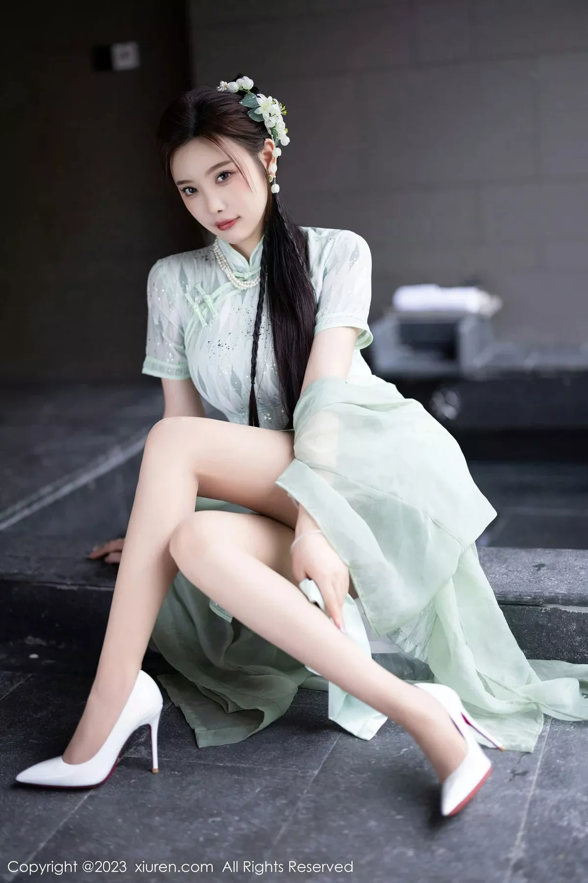 秀人集.com_[XiuRen秀人网]No.6983_女神杨晨晨Yome性感淡绿旗袍服配原色丝袜秀丰腴身材诱惑写真84P