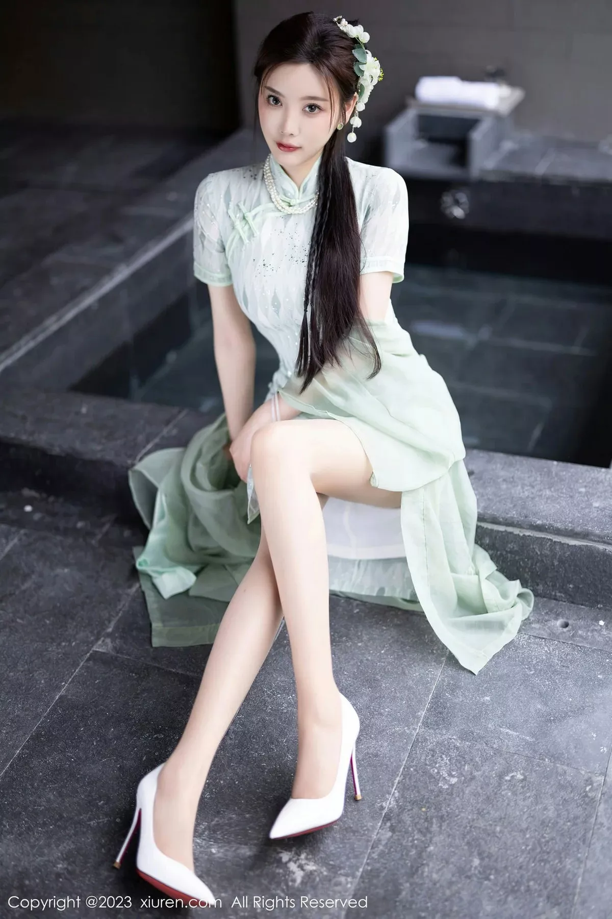 秀人集.com_[XiuRen秀人网]No.6983_女神杨晨晨Yome性感淡绿旗袍服配原色丝袜秀丰腴身材诱惑写真84P