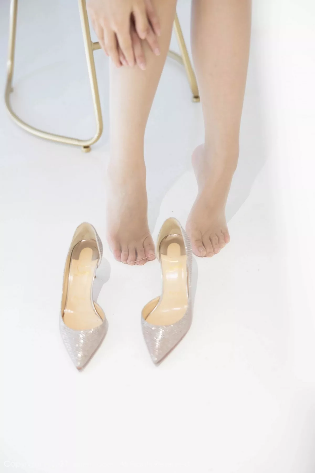 秀人集.com_[XiuRen秀人网]No.7099_模特可乐Vicky性感花色吊带短裙配原色丝袜秀完美身材诱惑写真95P