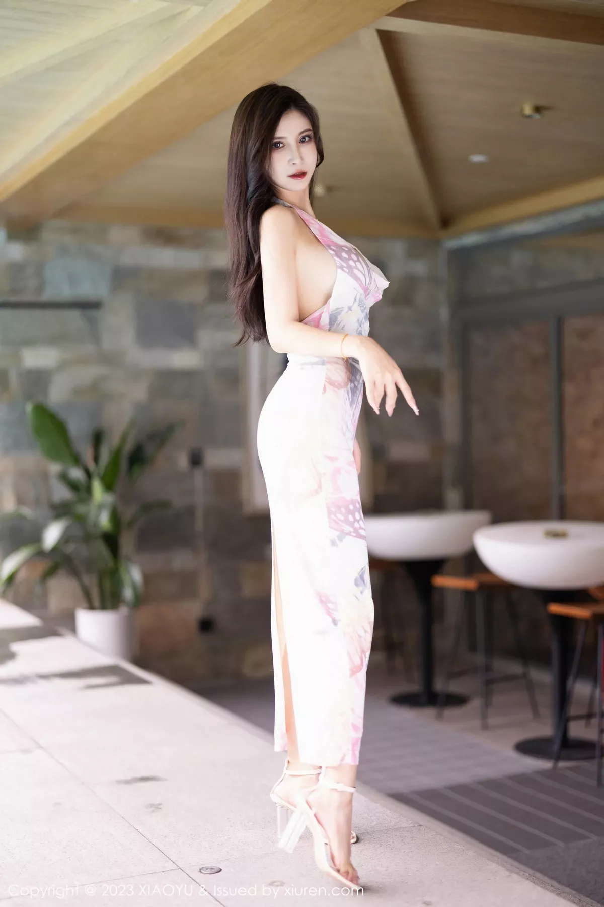 秀人集.com_[XiaoYu画语界]Vol.1081_模特小蛮妖Yummy白色图案连衣裙露黑色薄纱情趣内衣诱惑写真82P