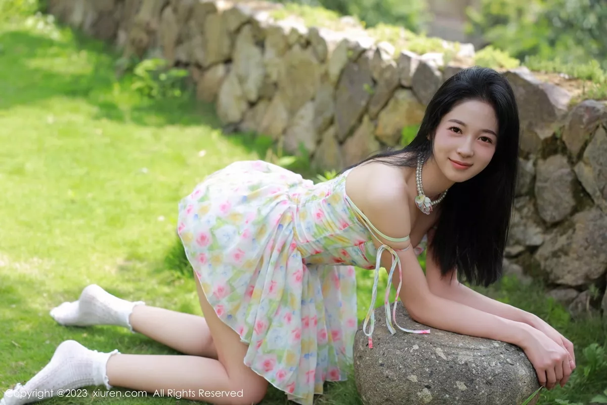 秀人集.com_[XiuRen秀人网]No.7169_模特糖豆sisi户外性感白色带图案碎花裙半撩秀翘臀美腿诱惑写真61P