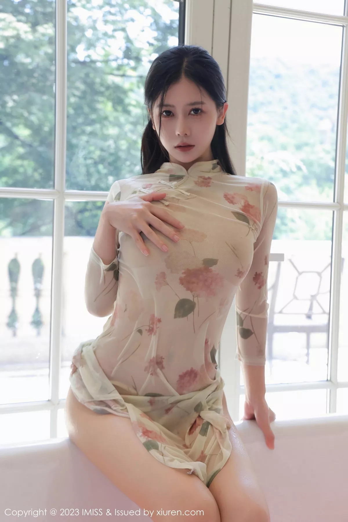 秀人集.com_[XiuRen秀人网]No.7168_模特尹甜甜性感米色旗袍服配超薄无内肉丝秀完美身材诱惑写真46P