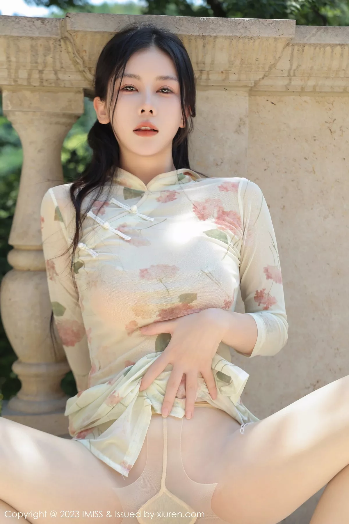 秀人集.com_[XiuRen秀人网]No.7168_模特尹甜甜性感米色旗袍服配超薄无内肉丝秀完美身材诱惑写真46P