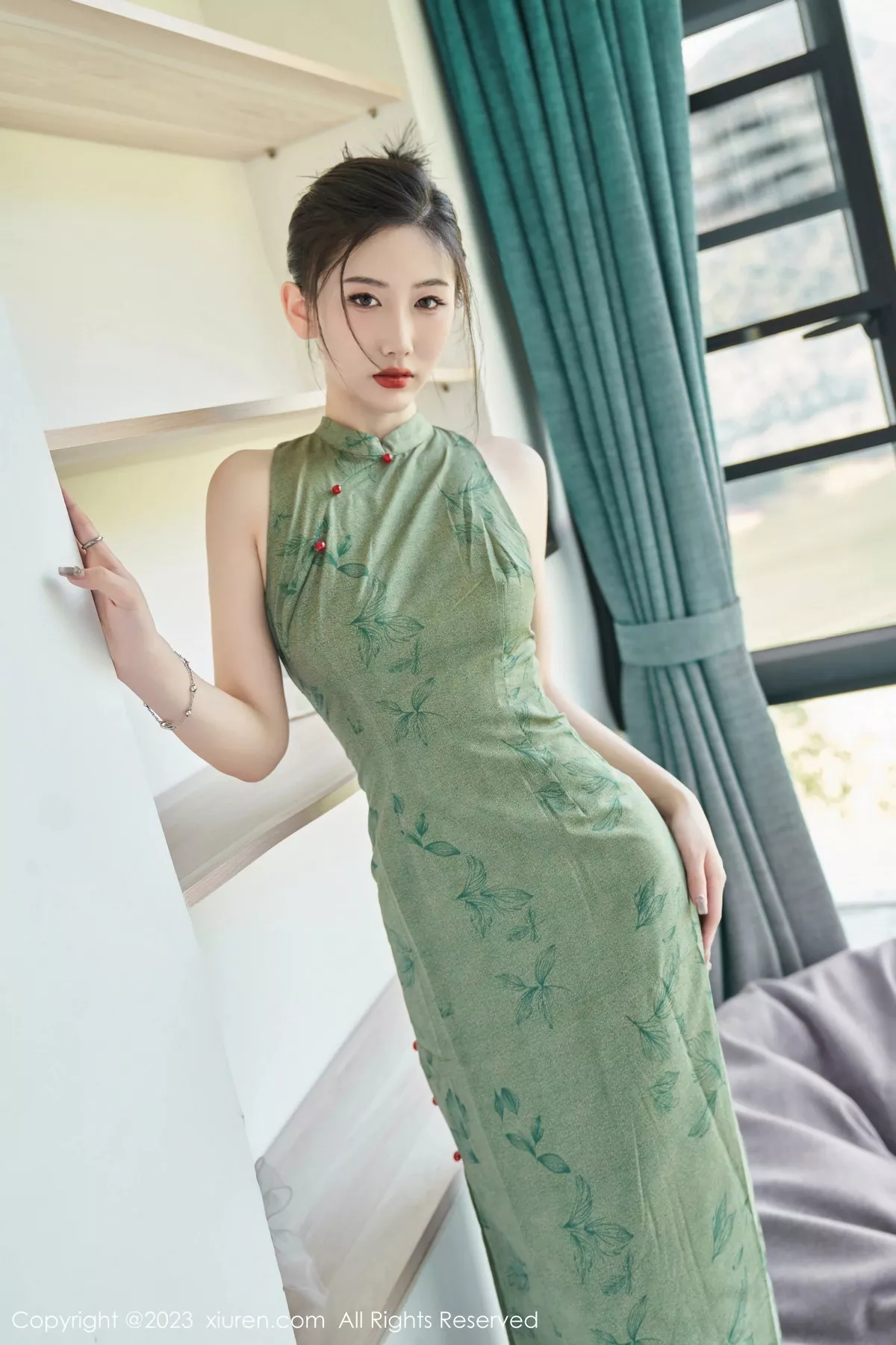 秀人集.com_[XiuRen秀人网]No.7181_模特沈青黛私房性感翠绿旗袍服饰半脱秀曼妙身姿撩人诱惑写真98P