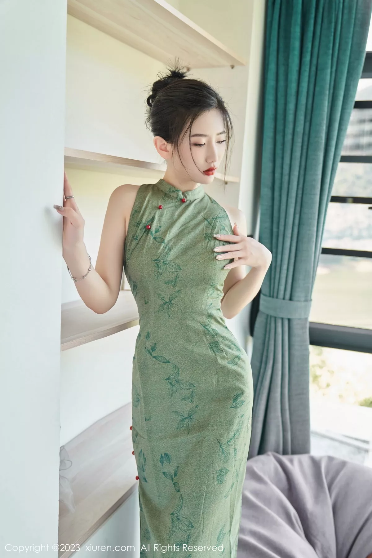 秀人集.com_[XiuRen秀人网]No.7181_模特沈青黛私房性感翠绿旗袍服饰半脱秀曼妙身姿撩人诱惑写真98P