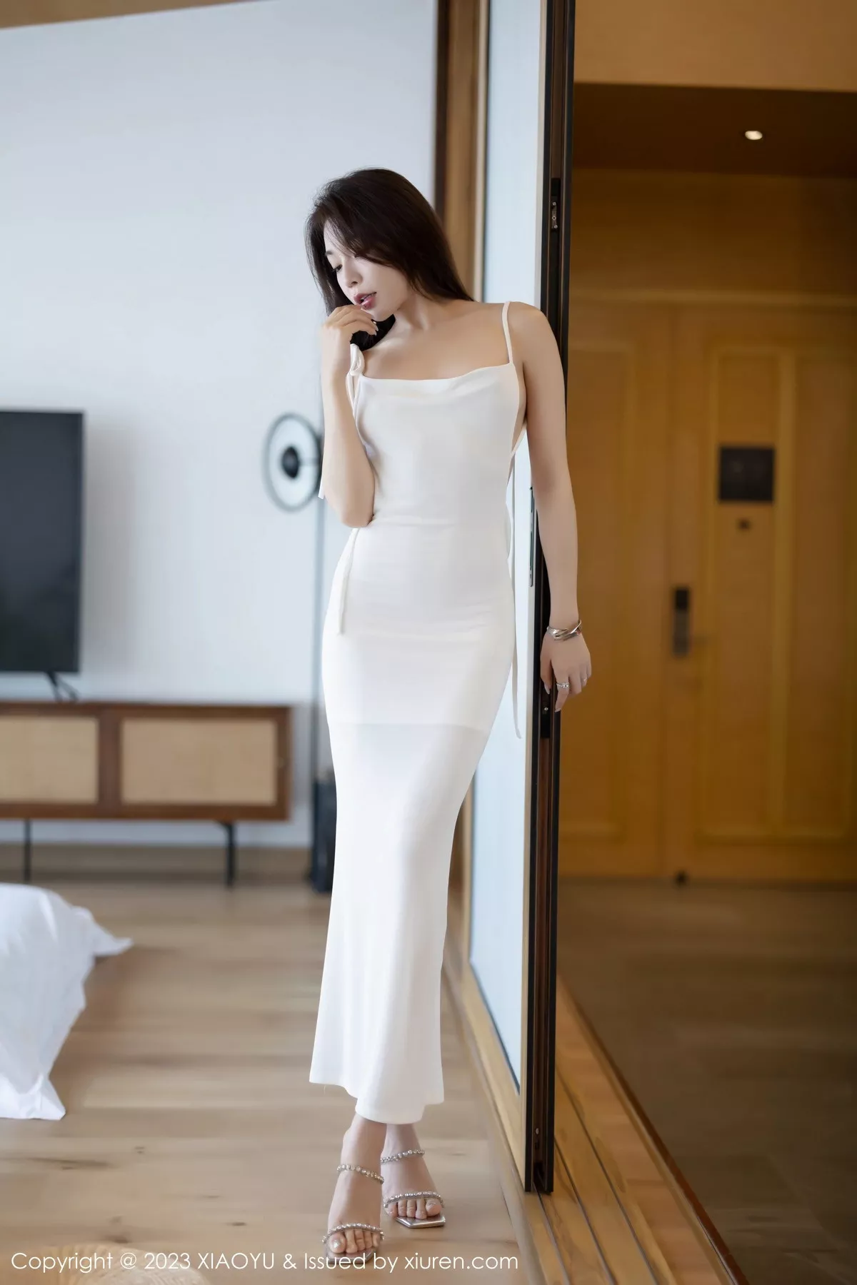 秀人集.com_[XiaoYu画语界]Vol.1084_女神徐莉芝Booty白色吊带长裙露果绿色内衣秀曼妙身姿诱惑写真86P