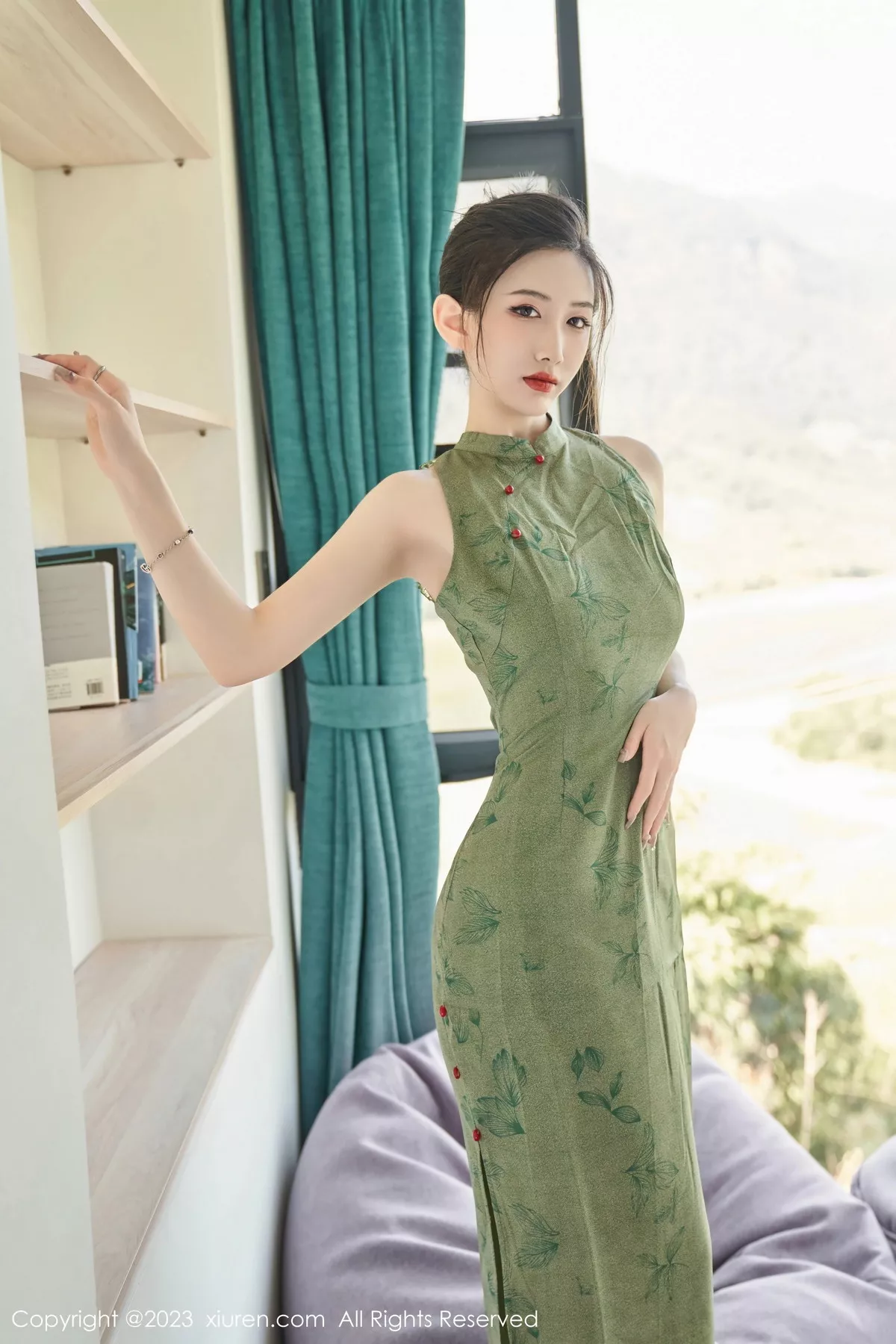 秀人集.com_[XiuRen秀人网]No.7181_模特沈青黛私房性感翠绿旗袍服饰半脱秀曼妙身姿撩人诱惑写真98P