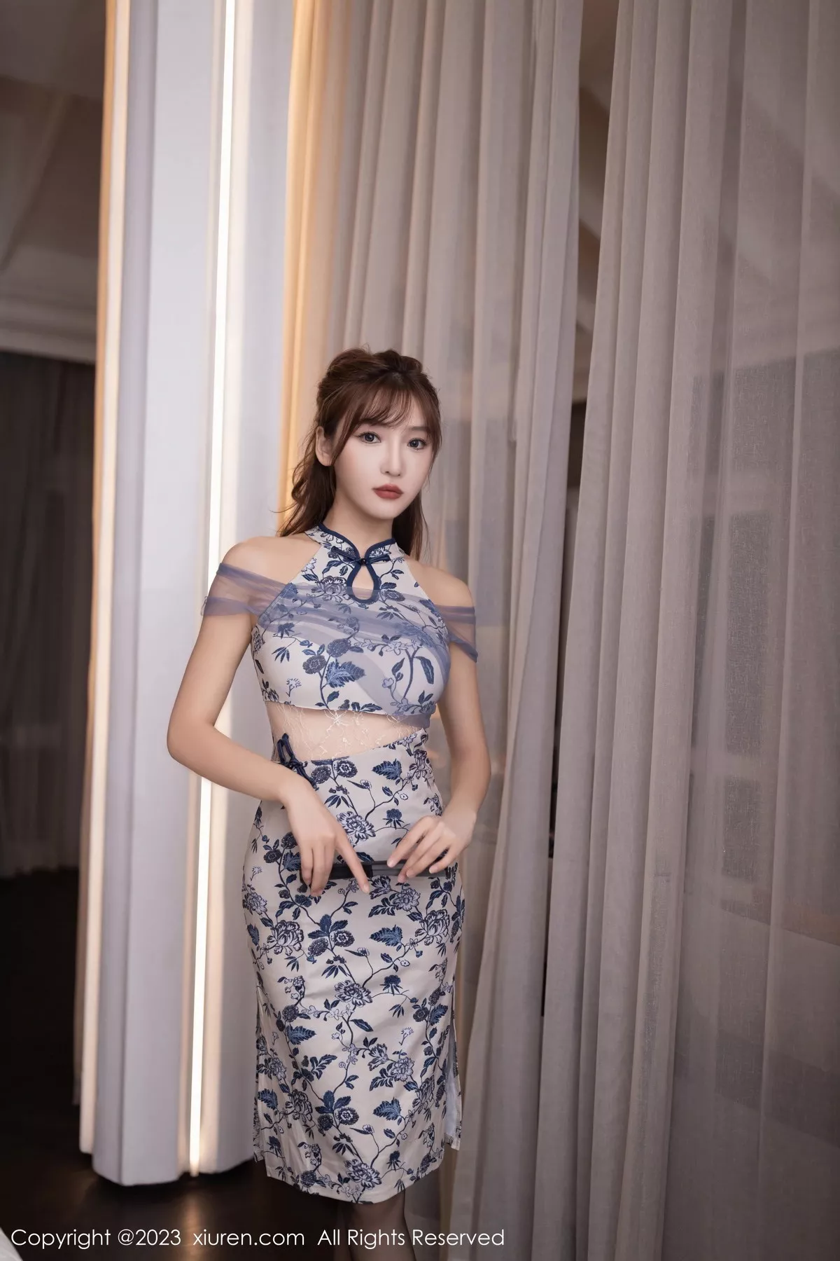 秀人集.com_[XiuRen秀人网]No.7183_模特陆萱萱性感灰色旗袍服露黑色情趣内衣配黑丝吊袜诱惑写真80P