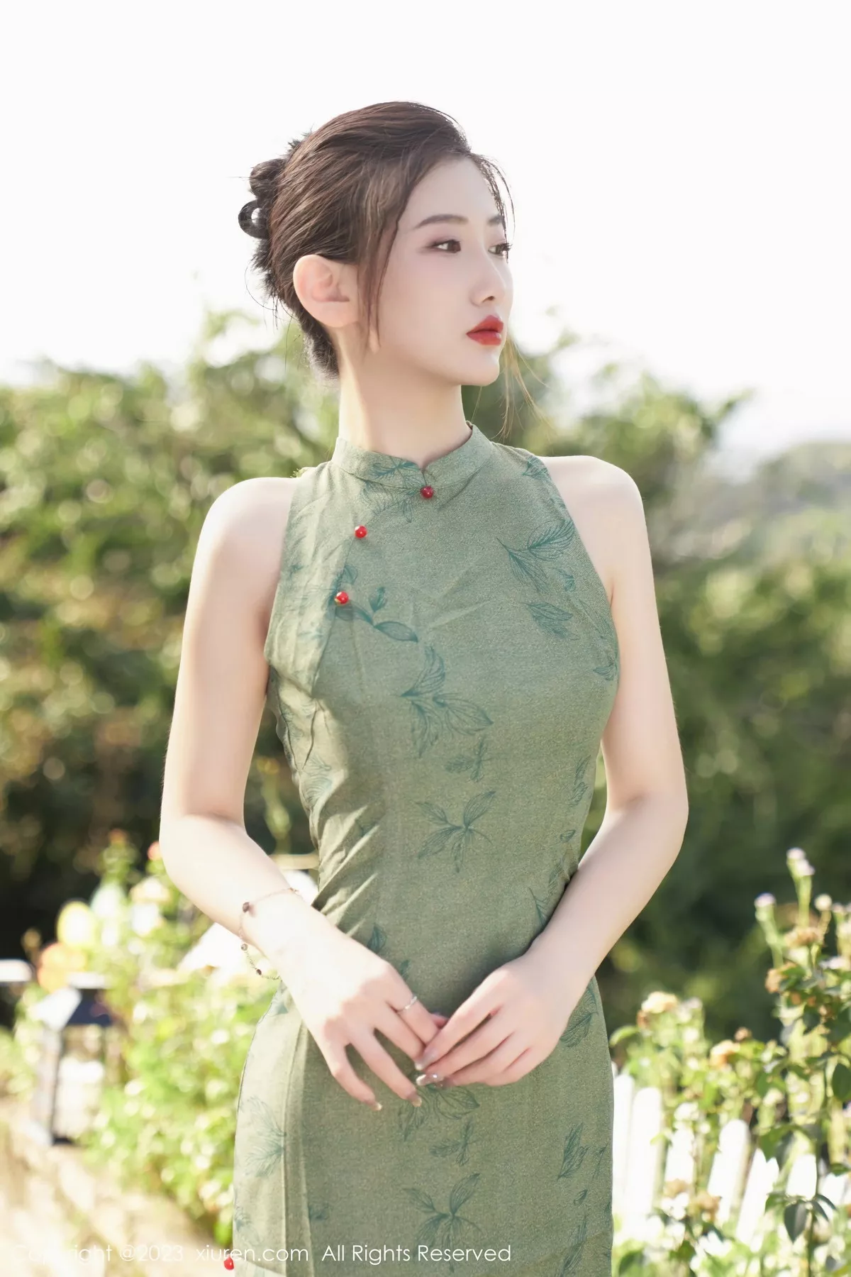 秀人集.com_[XiuRen秀人网]No.7181_模特沈青黛私房性感翠绿旗袍服饰半脱秀曼妙身姿撩人诱惑写真98P