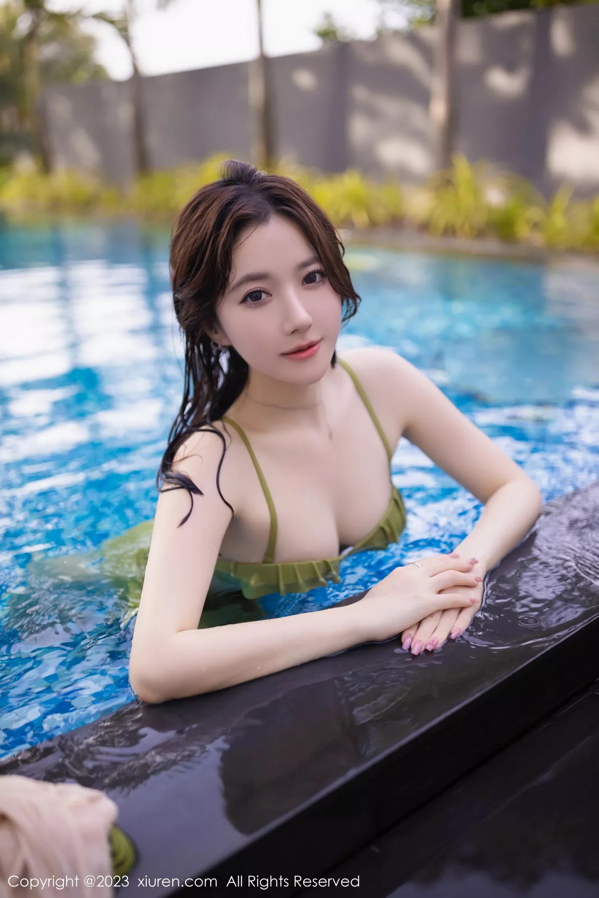 秀人集.com_[XiuRen秀人网]No.7189_模特鱼子酱Fish泳池场景性感果绿色比基尼秀曼妙身姿诱惑写真80P