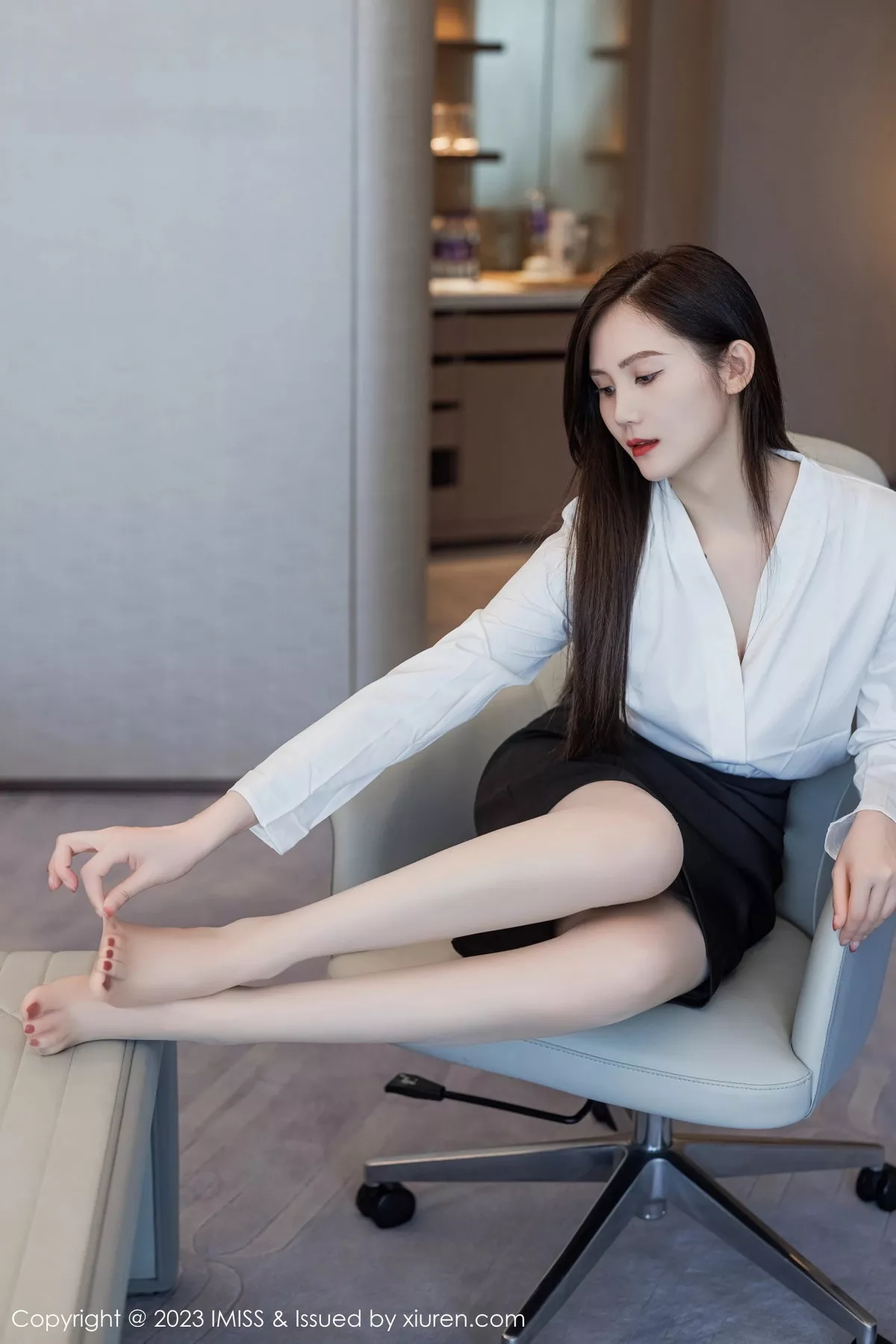 秀人集.com_[IMISS爱蜜社]Vol.739_气质女神SISY思性感黑色Ol装扮露白色内衣配超薄肉丝诱惑写真47P