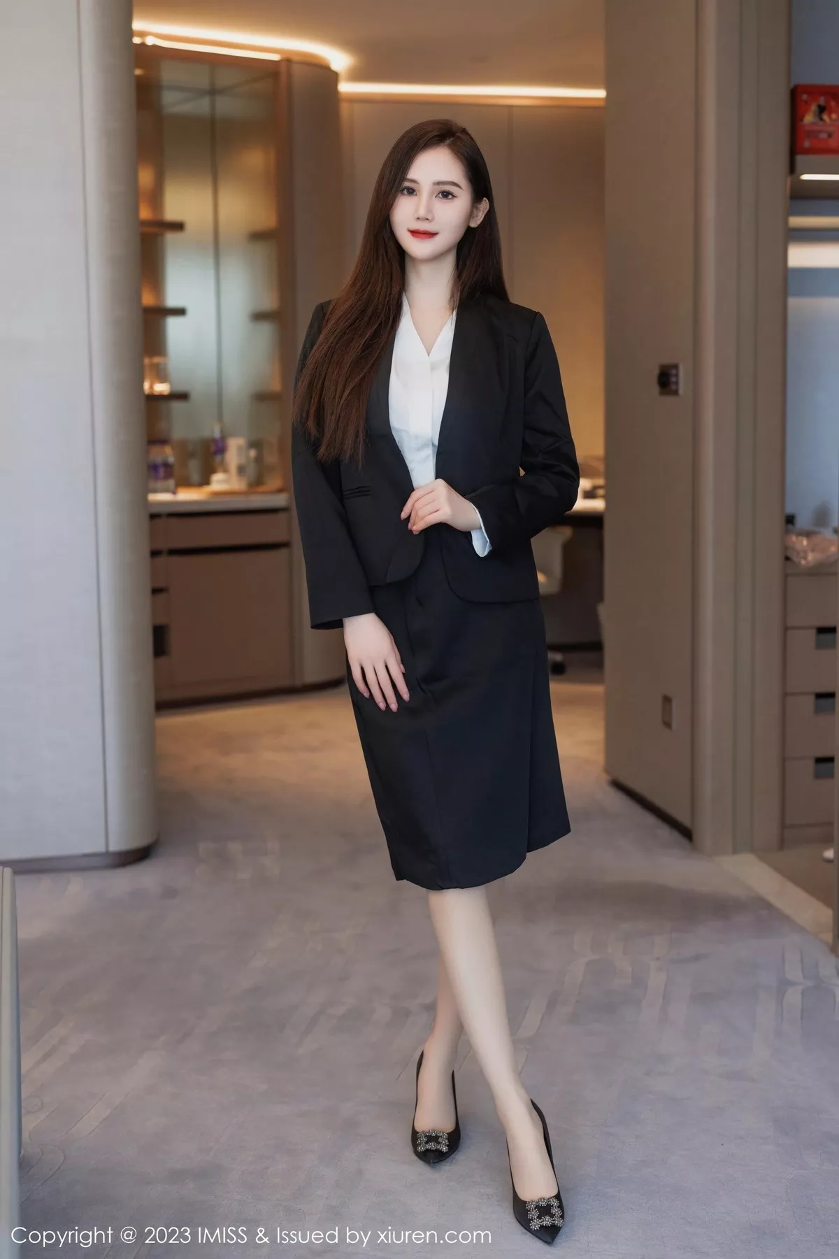 秀人集.com_[IMISS爱蜜社]Vol.739_气质女神SISY思性感黑色Ol装扮露白色内衣配超薄肉丝诱惑写真47P