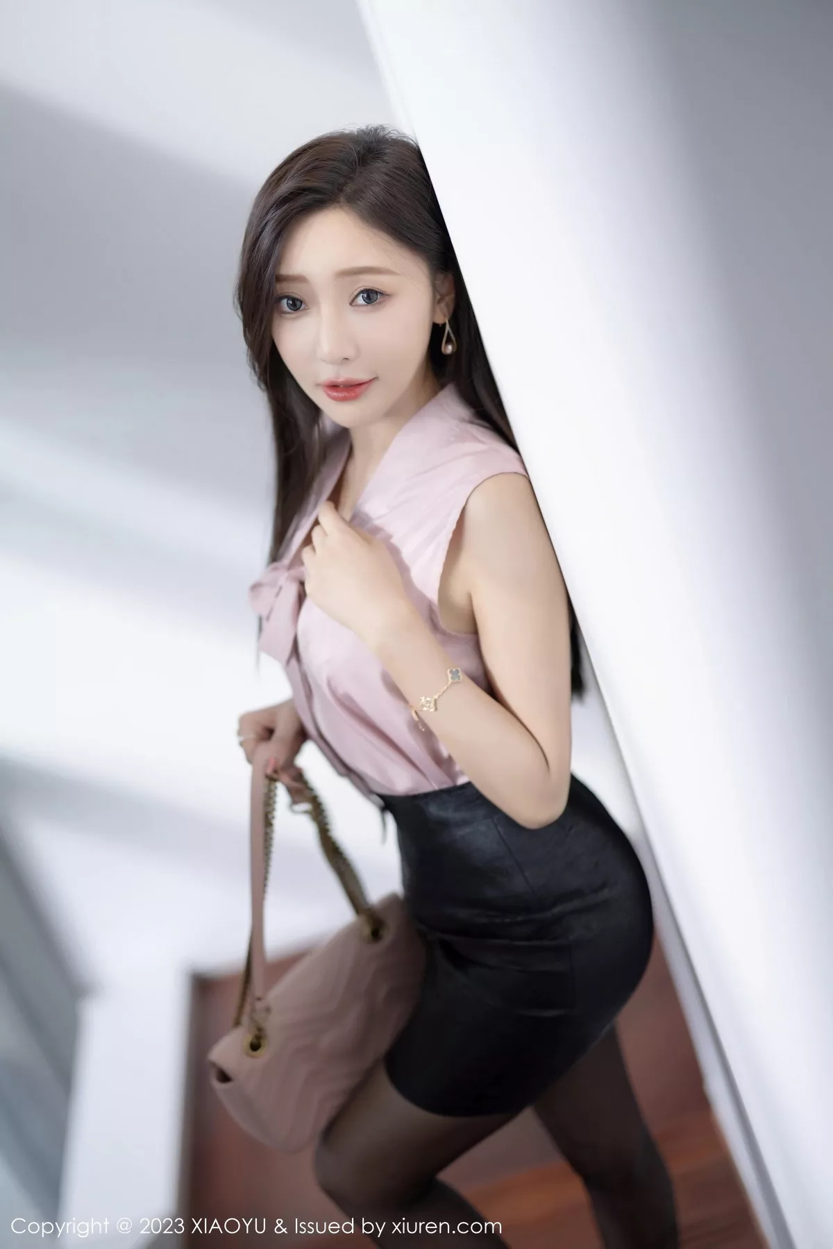 秀人集.com_[XiaoYu画语界]Vol.1086_女神王馨瑶yanni半脱露性感玫红色内衣配超薄黑丝完美诱惑写真90P