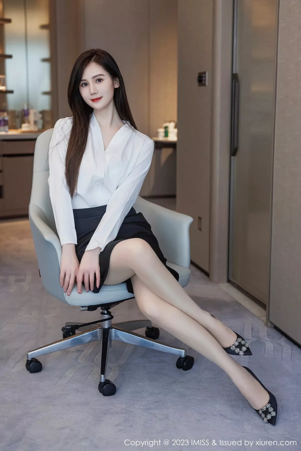 秀人集.com_[IMISS爱蜜社]Vol.739_气质女神SISY思性感黑色Ol装扮露白色内衣配超薄肉丝诱惑写真47P