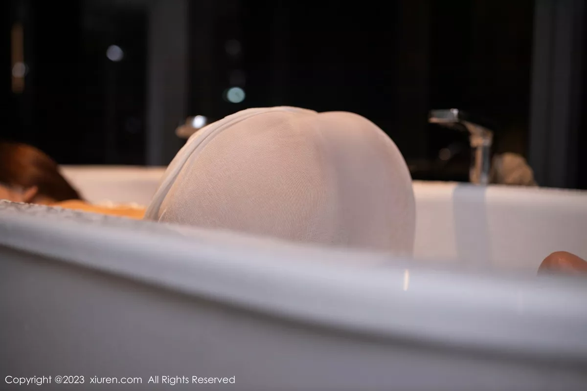 秀人集.com_[XiuRen秀人网]No.7113_女神陆萱萱性感白色露背吊带裙配原色丝袜秀完美身材诱惑写真80P