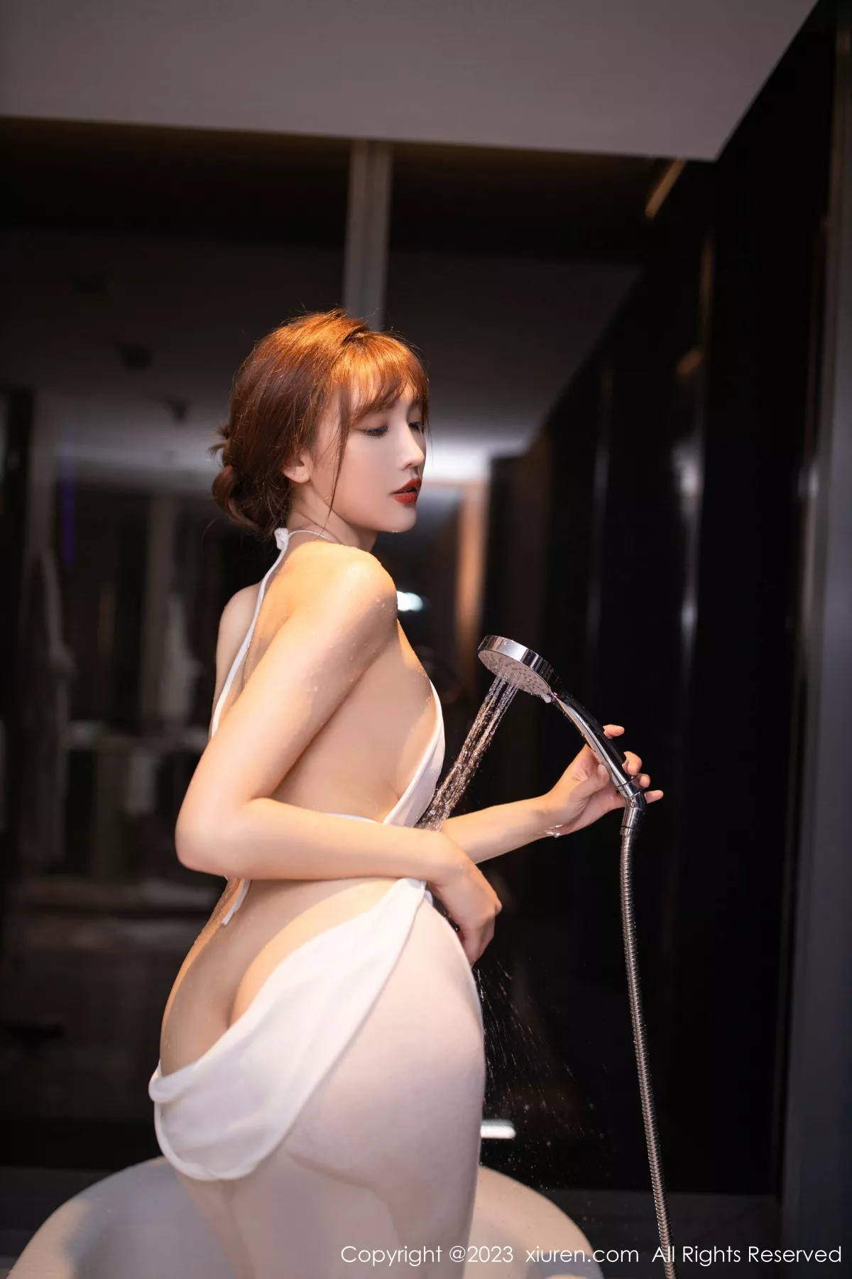 秀人集.com_[XiuRen秀人网]No.7113_女神陆萱萱性感白色露背吊带裙配原色丝袜秀完美身材诱惑写真80P