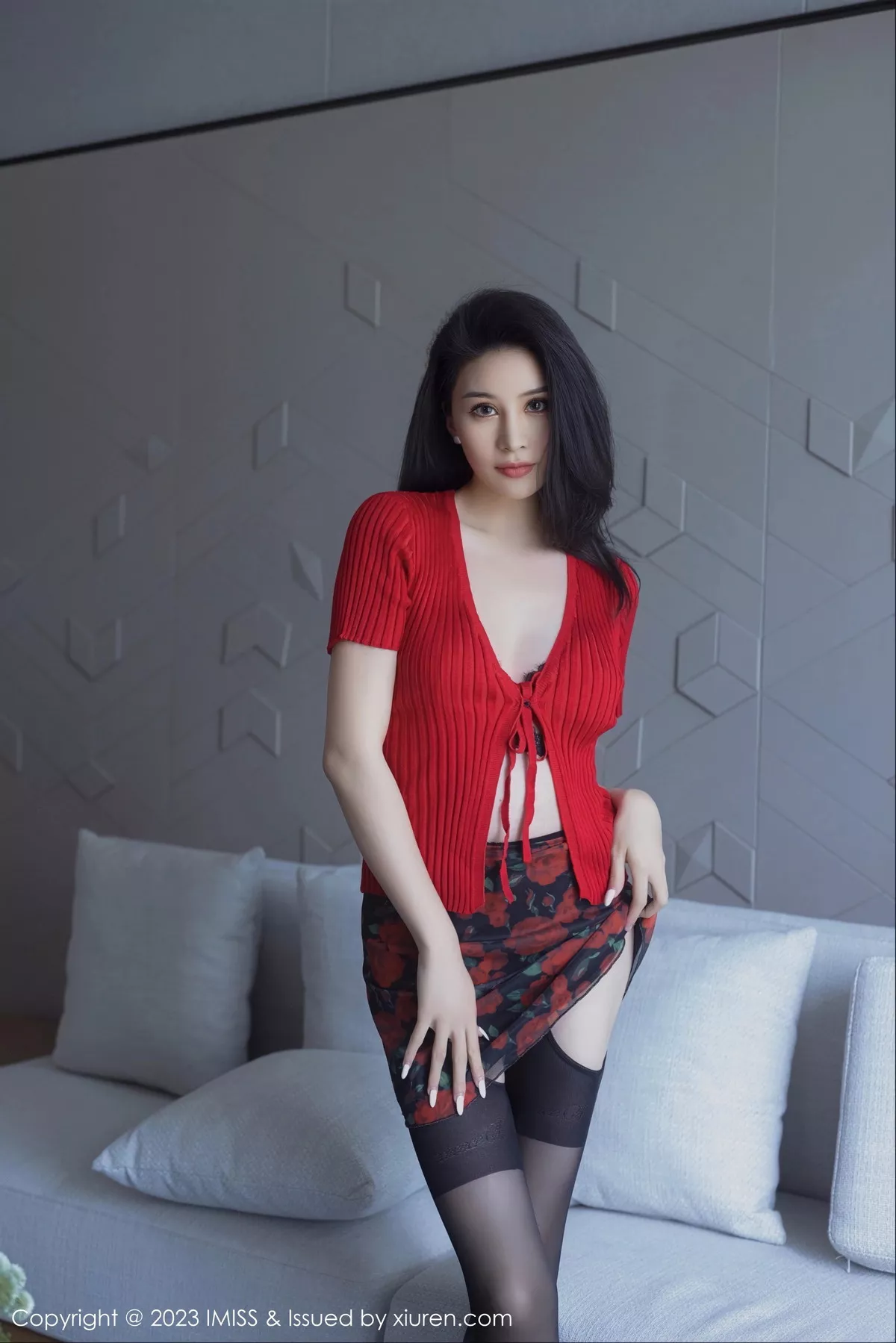 秀人集.com_[IMISS爱蜜社]Vol.740_模特Jermy性感红色上衣露黑色蕾丝内衣秀曼妙身姿完美诱惑写真40P