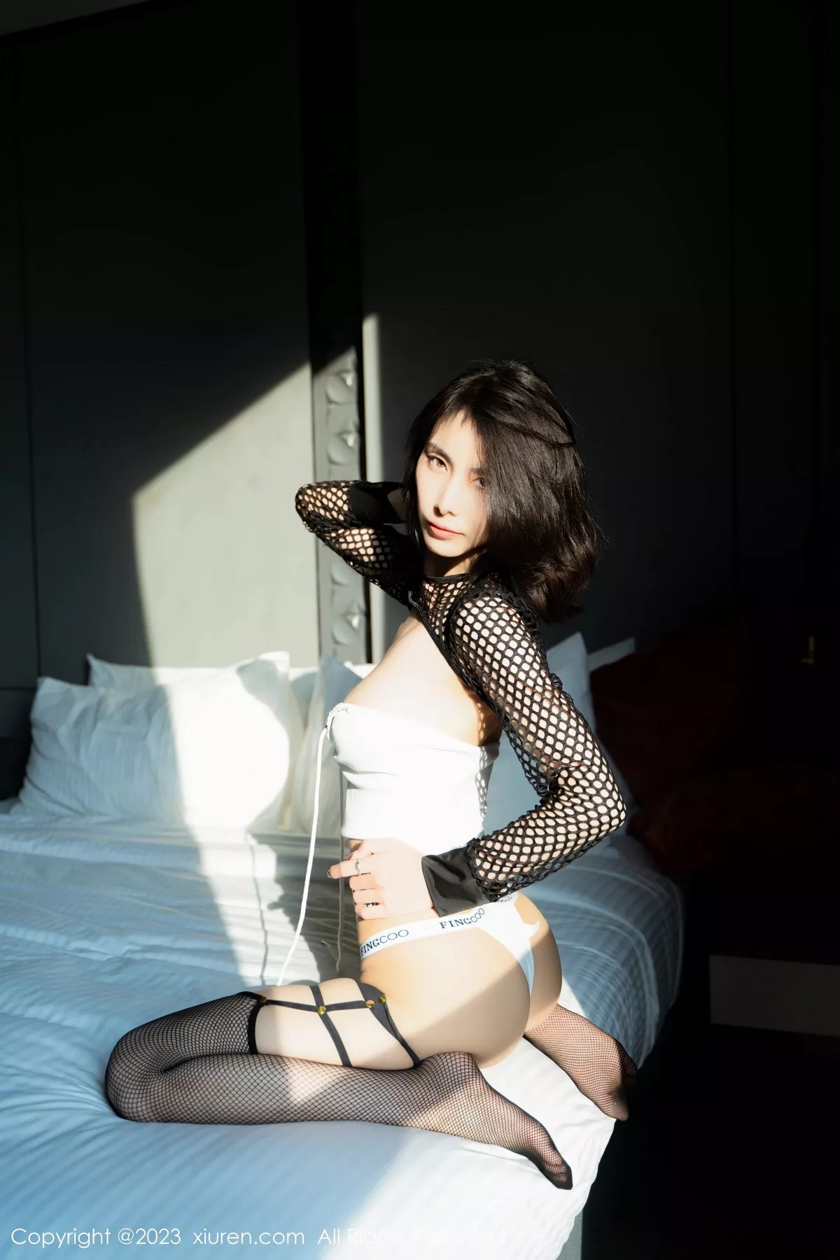 秀人集.com_[XiuRen秀人网]No.7204_模特Lingyu69性感白色情趣服配黑色网格袜秀惹火身材诱惑写真45P