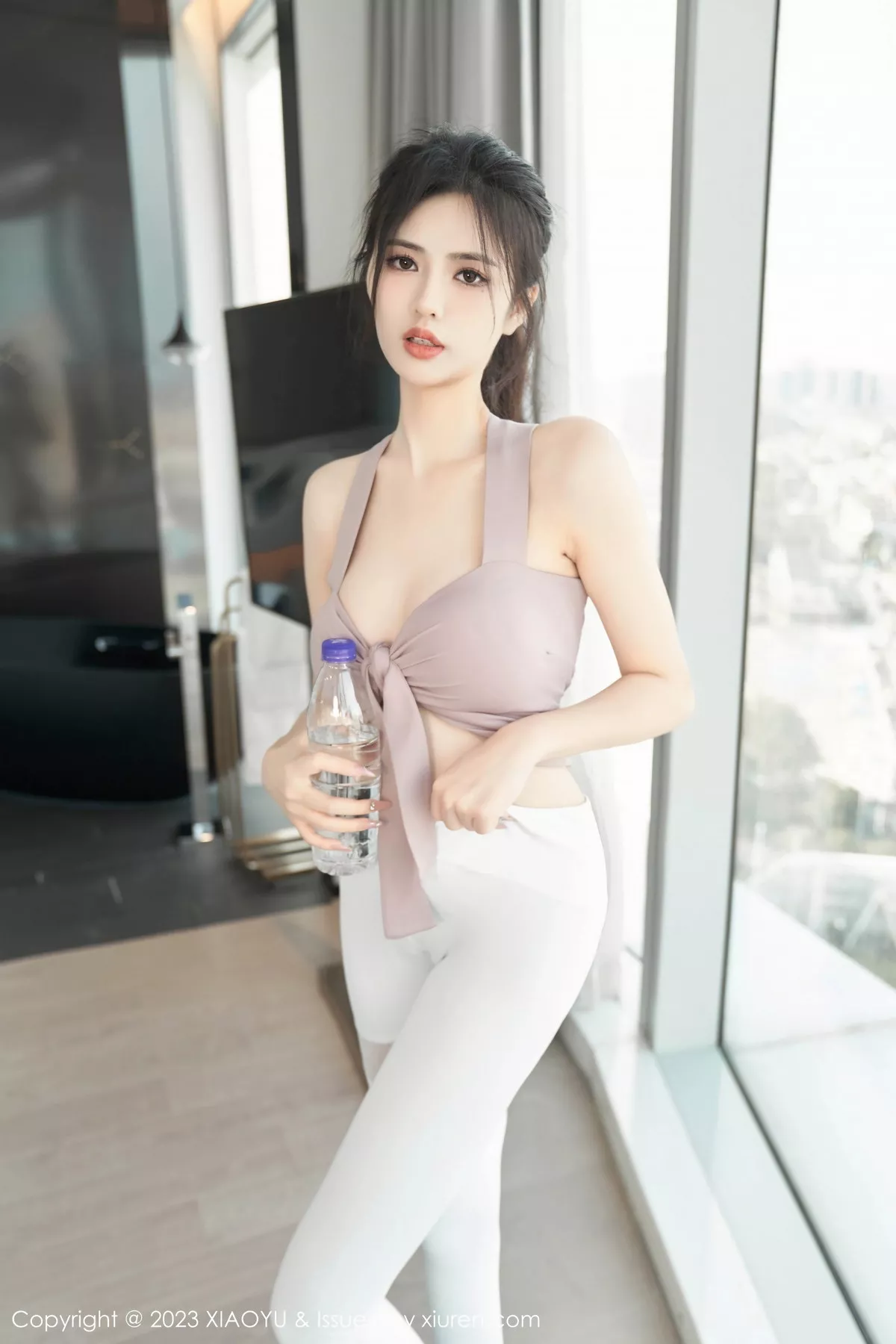 秀人集.com_[XiuRen秀人网]No.7213_模特浅浅Danny粉灰色上衣配简约白色长裤秀曼妙身姿诱惑写真82P