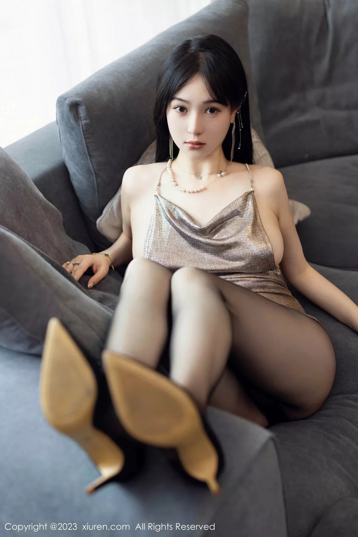 秀人集.com_[XiuRen秀人网]No.7211_模特柚琪Rich闪亮褐色吊带短裙配超薄黑丝秀曼妙身姿诱惑写真70P