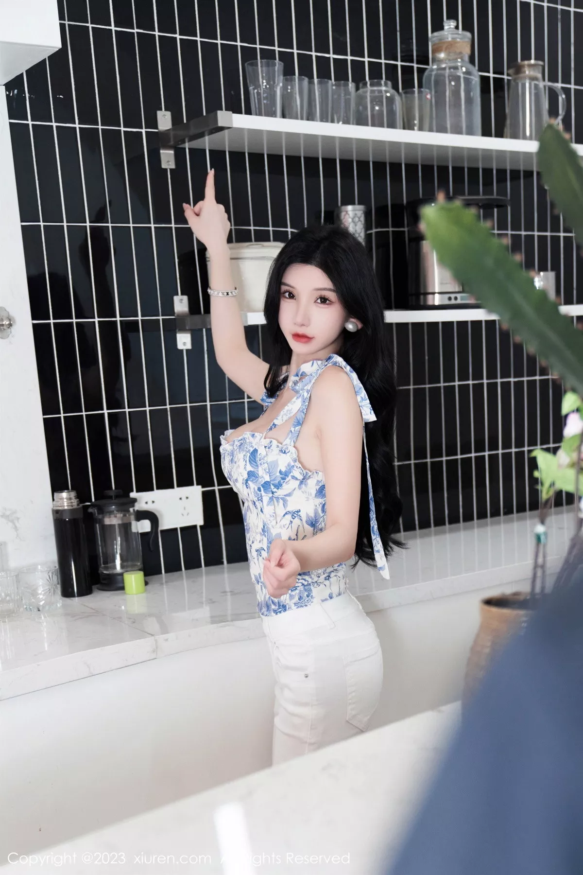 秀人集.com_[XiuRen秀人网]No.7225_女神周于希Sally性感白色短款夏日装配开档肉丝撩人诱惑写真102P