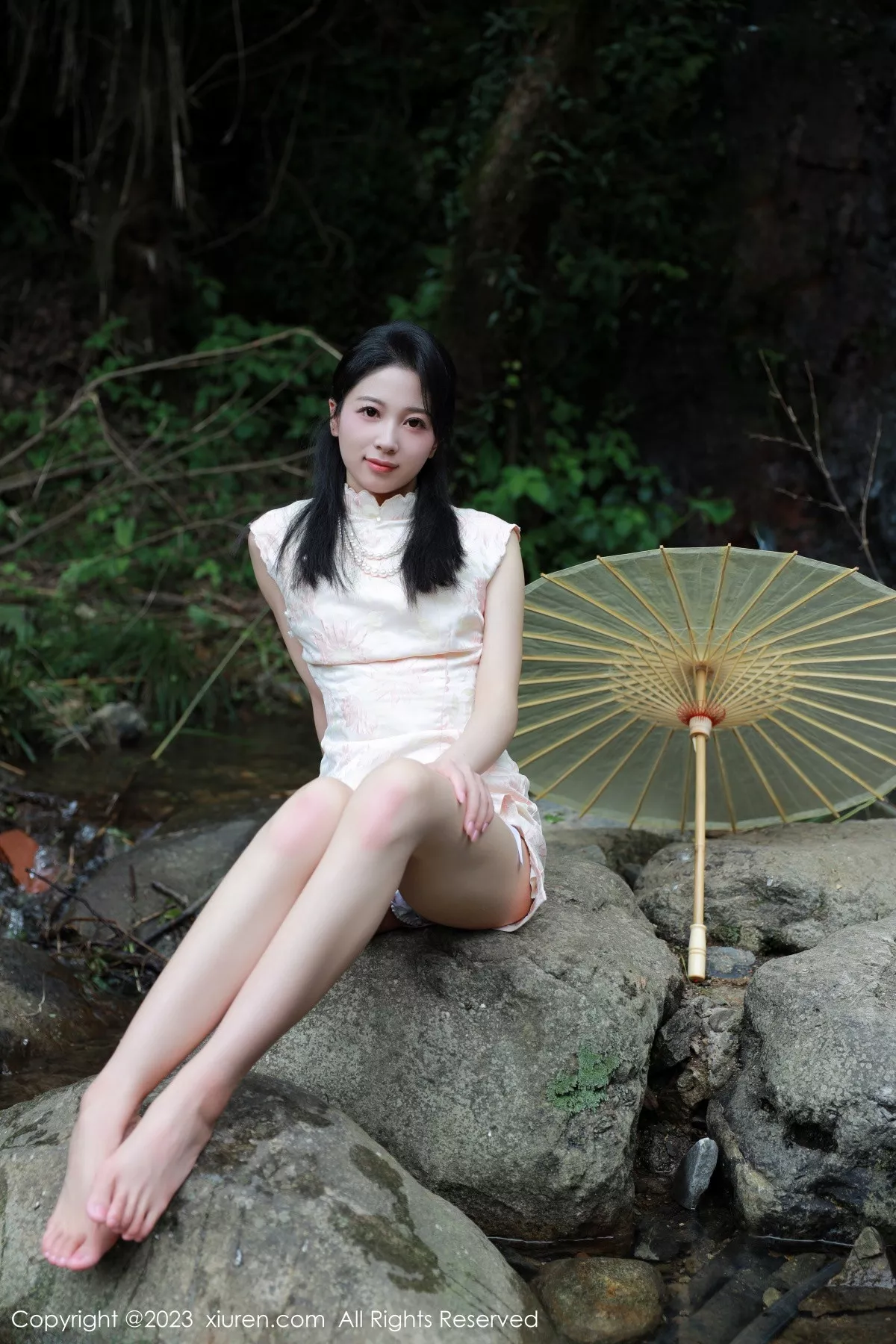 秀人集.com_[XiuRen秀人网]No.7234_模特糖豆sisi户外溪边性感花色旗袍服饰露白色内衣撩人诱惑写真60P