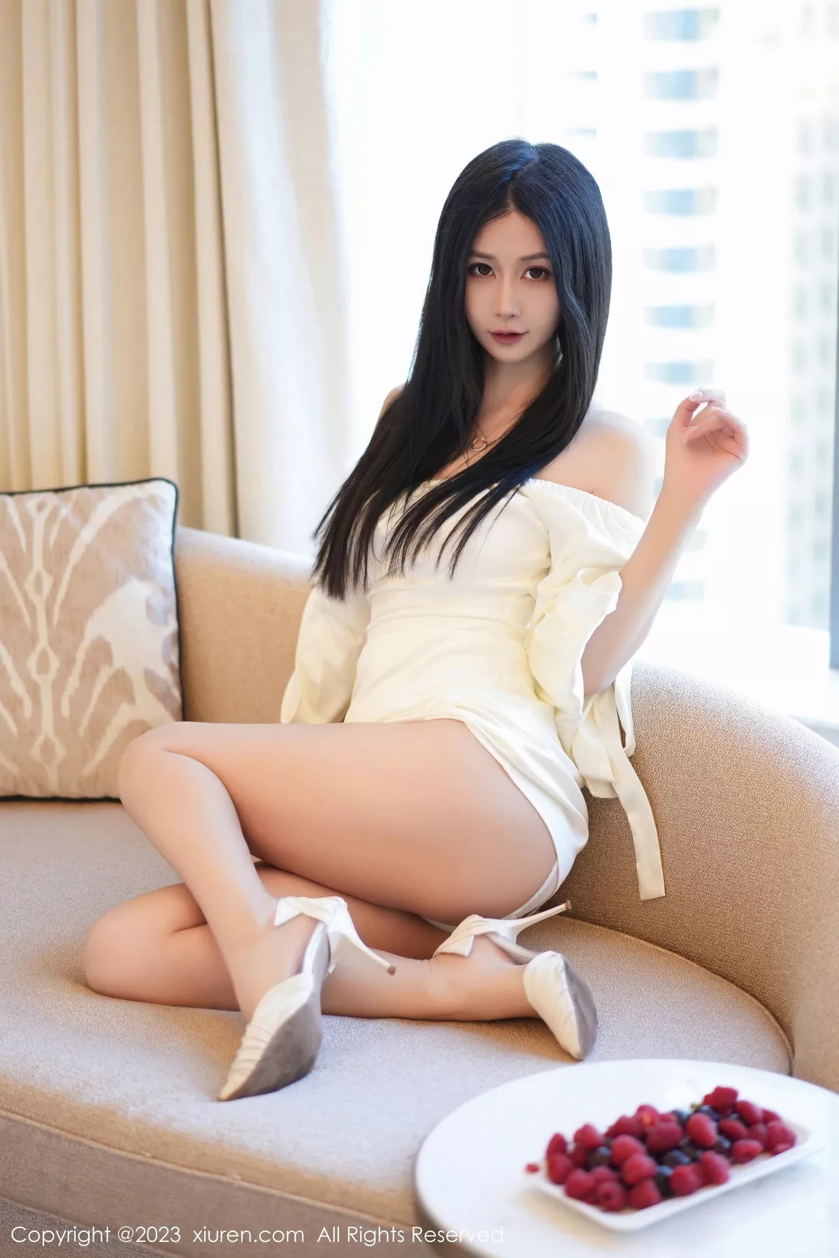 秀人集.com_[XiuRen秀人网]No.7116_模特laura阿姣性感白色露肩连衣裙半脱露豪乳遮点极致诱惑写真80P