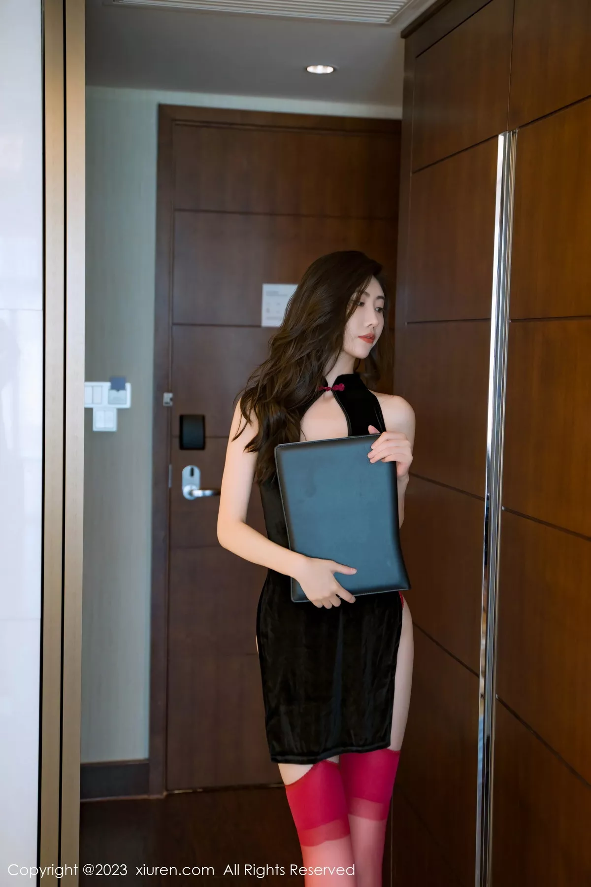 秀人集.com_[XiuRen秀人网]No.7128_模特章芃芃性感黑色情趣旗袍配红丝吊袜秀翘臀美腿撩人诱惑写真73P